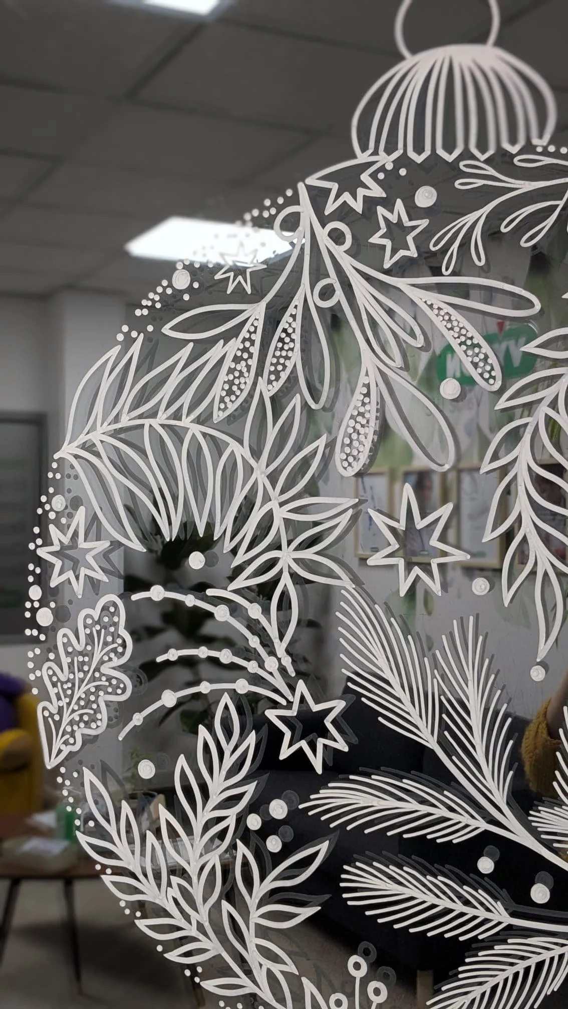 Peinture sur vitrine Noël - décoration entreprise - Accueil - boule de Noël fenêtre - détail - Groupe Vygon site Ivry-le-Temple