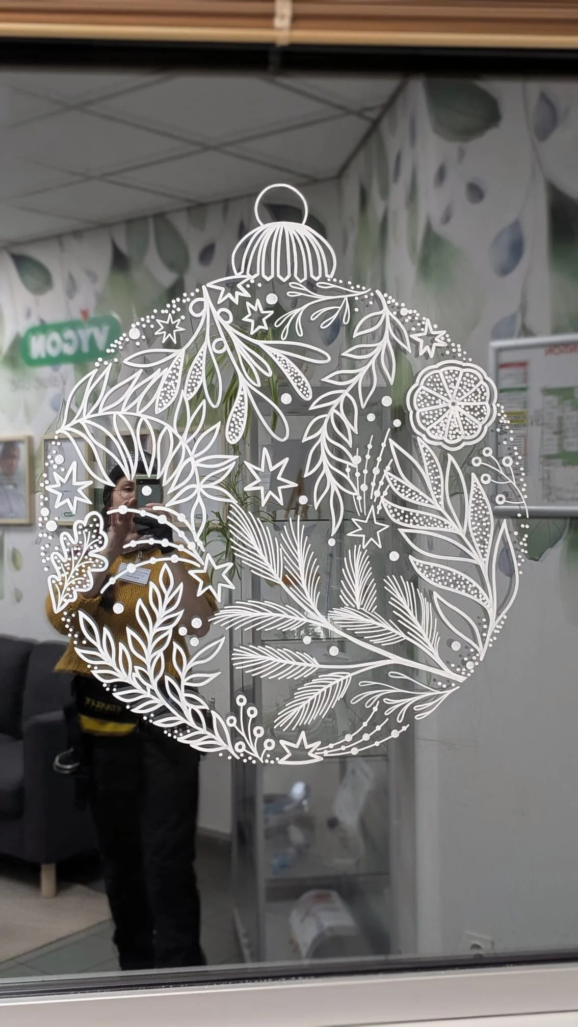 Peinture sur vitrine Noël - décoration entreprise - Accueil - boule de Noël fenêtre - Groupe Vygon site Ivry-le-Temple