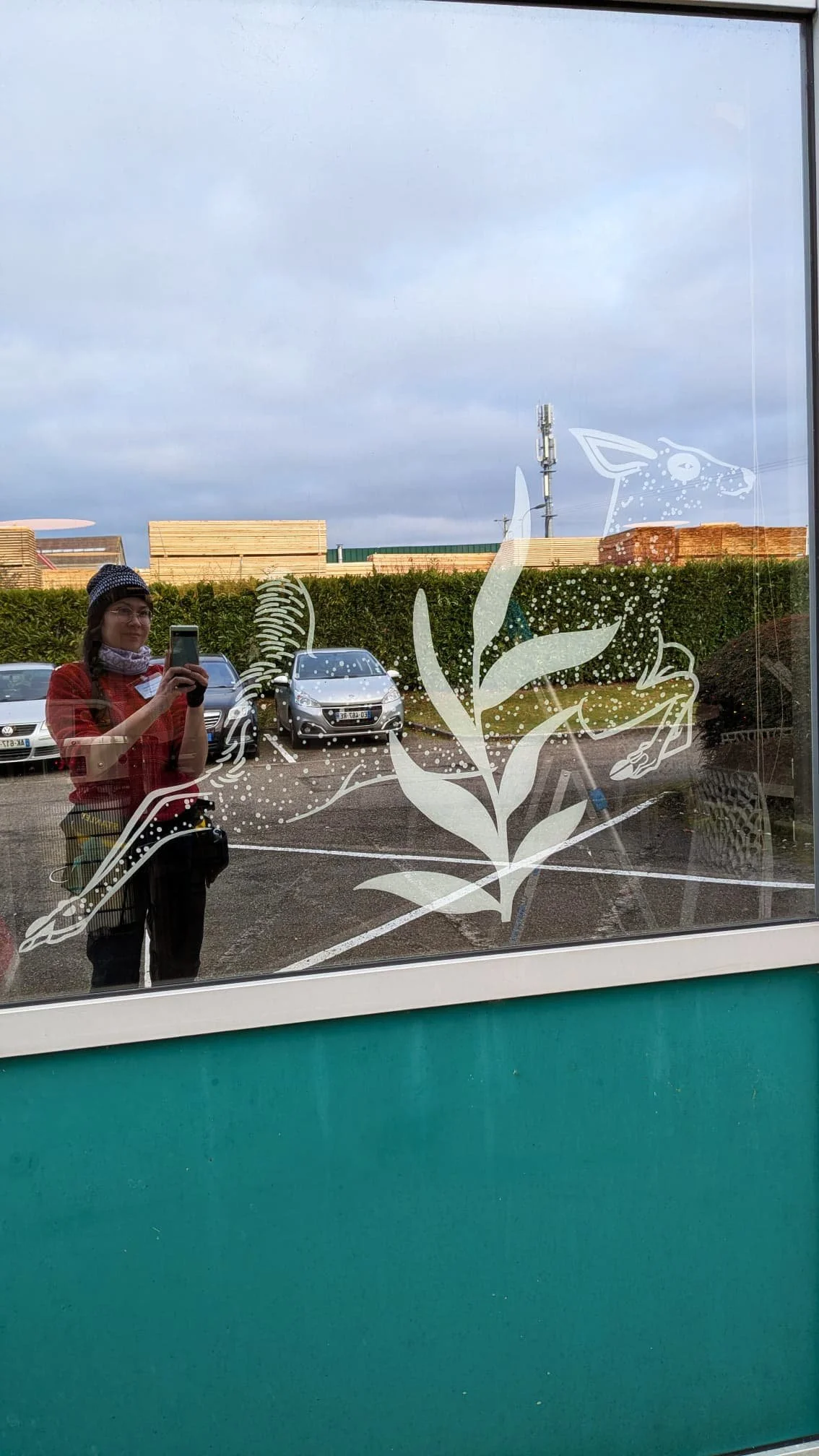 Peinture sur vitrine Noël - décoration entreprise - Réfectoire - biche - vue sur parking - Groupe Vygon site Ivry-le-Temple