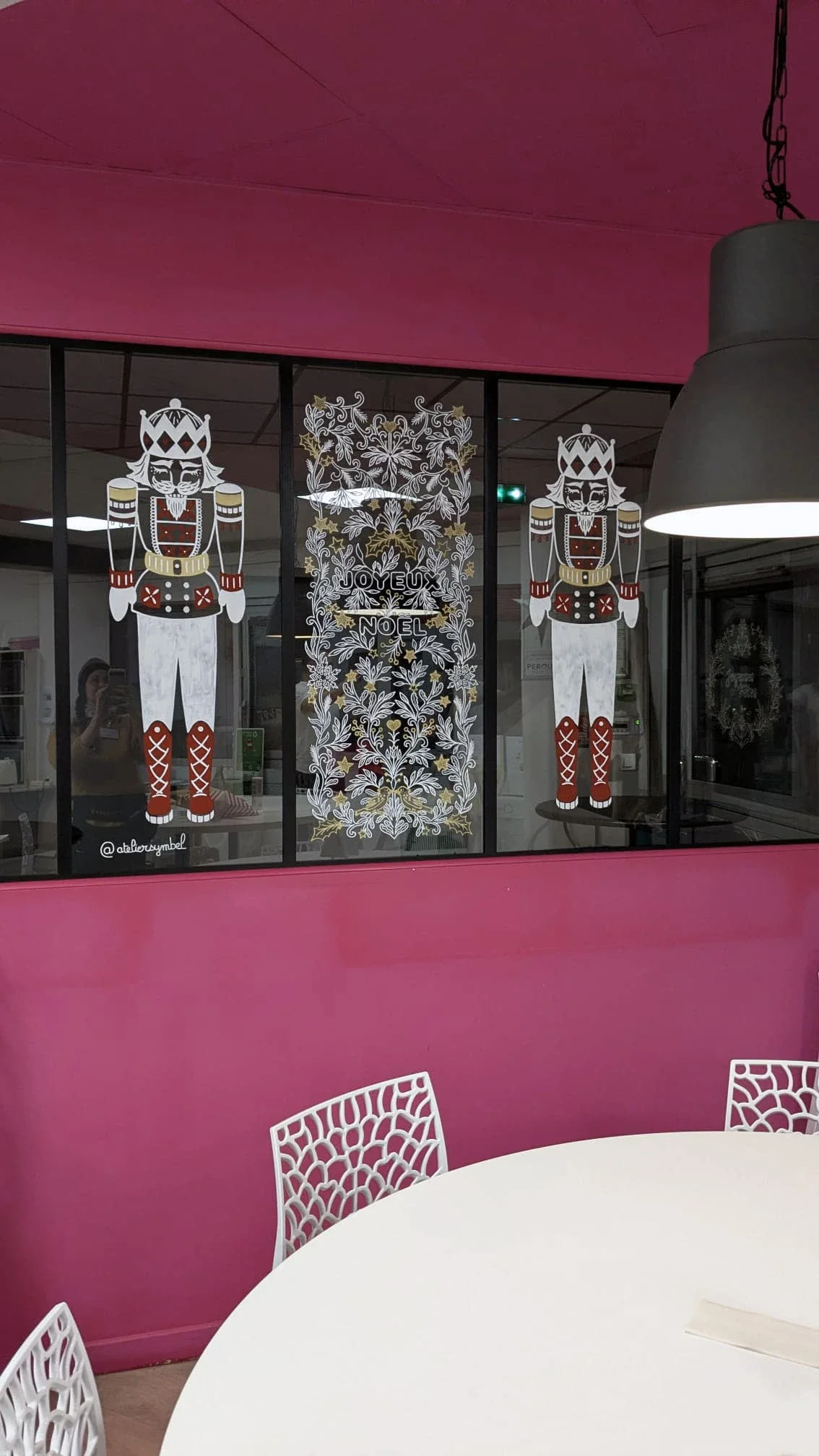 Triptyque de Noël peint à la main avec Casse-Noisette et frise entrelacs végétale sur les vitrines du réfectoire du groupe Vygon à Ivry-le-Temple