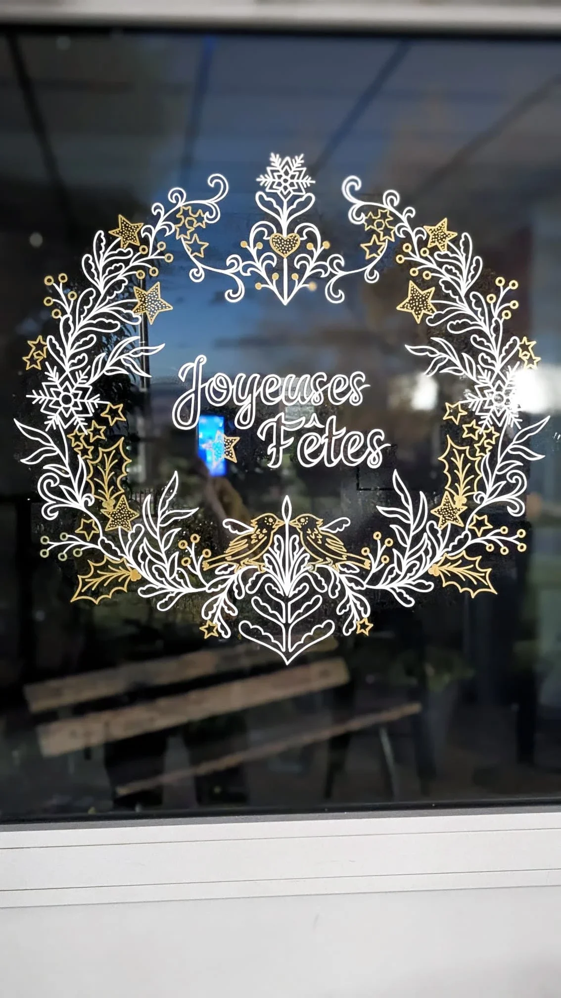 Gros plan sur une couronne de Noël peinte à la main sur la porte de l'espace café du groupe Vygon, site Ivry-le-Temple