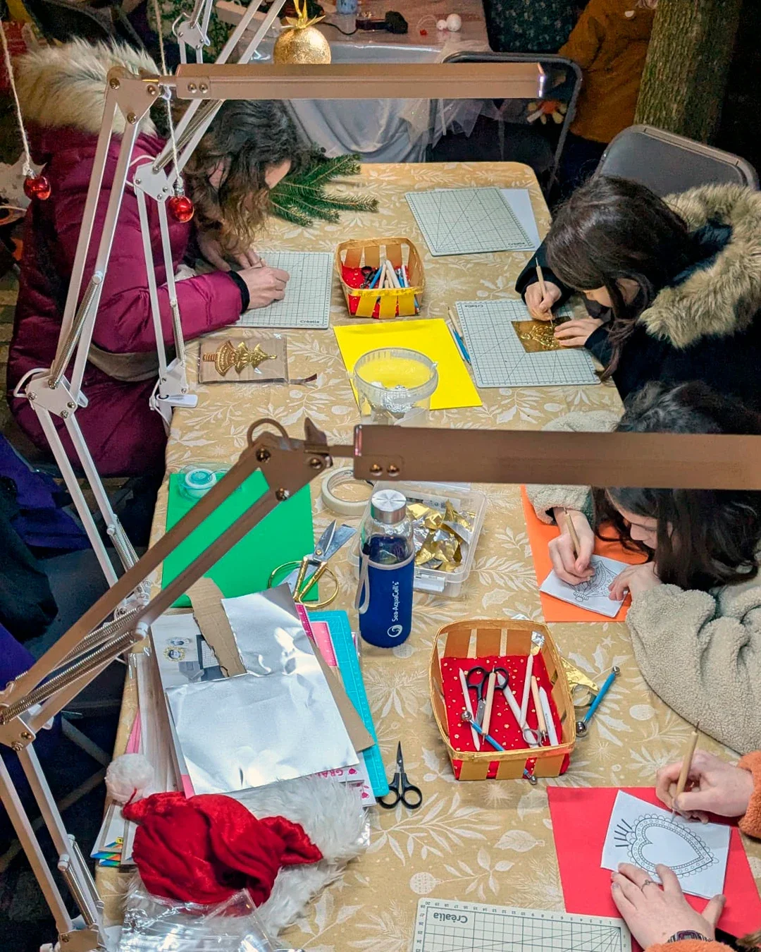 Participants à un atelier créatif de métal à repoussé sur le thème de Noël, animé par Sandrine Daniel lors du Bel Air d'hiver 2025 à Saint-Germain-en-Laye