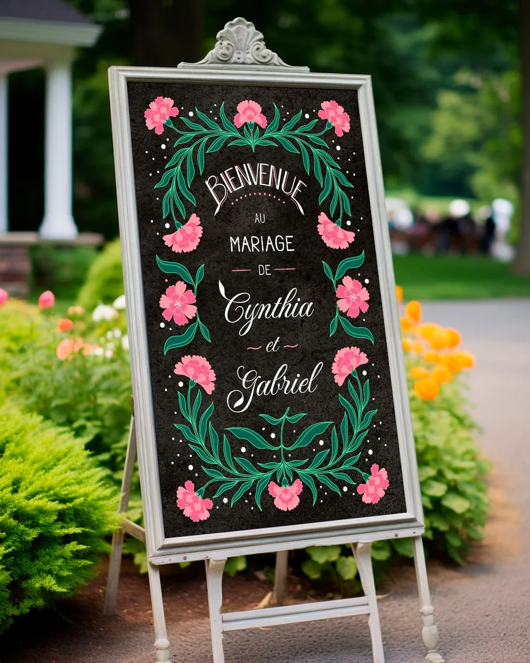 Peinture sur ardoise - Panneau de bienvenue - signalétique de mariage. Lettrage peint à la main avec message de bienvenue et le nom des mariés. Frise d'encadrement florale avec des œillets. Peinture acrylique blanc, verts et roses.