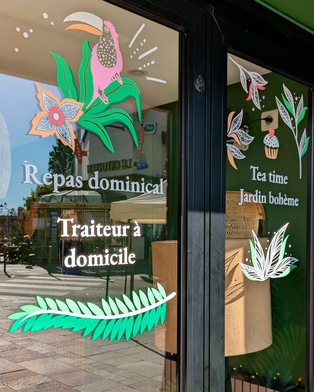 Peinture sur vitrine pour un bistrot à Chatou (78), thématique jungle bohème, onerments et lettrages pour communiquer sur les offres du bistrot