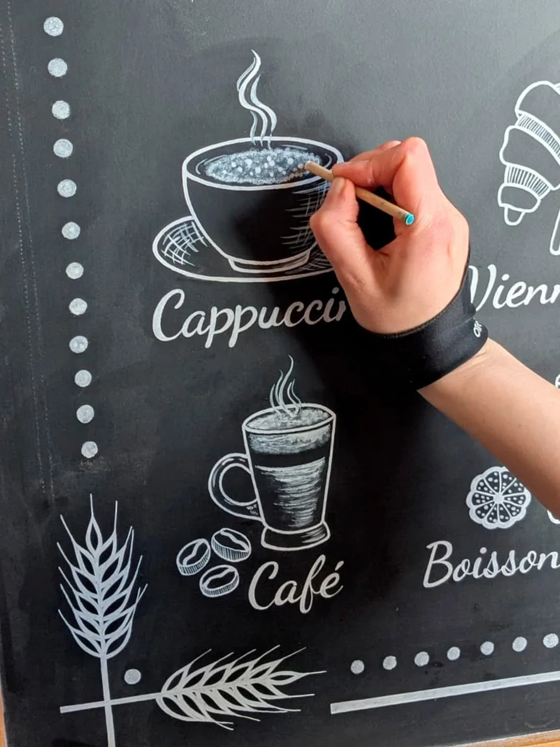 Illustration et peinture sur une ardoise murale pour la boulangerie Duhamel à Saint-Germain-en-Laye (78) - peinture en cours - effets picturaux avec un tampon pour la mousse du cappuccino - Yvelines- Atelier Symbel