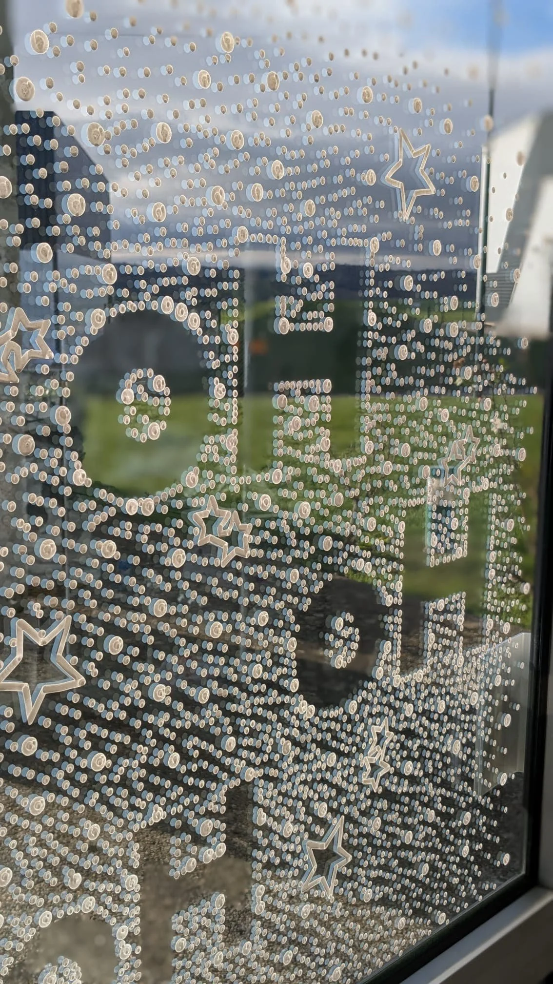 Peinture sur vitrine Noël - décoration entreprise - Accueil - Porte détails - Groupe Vygon site Ivry-le-Temple