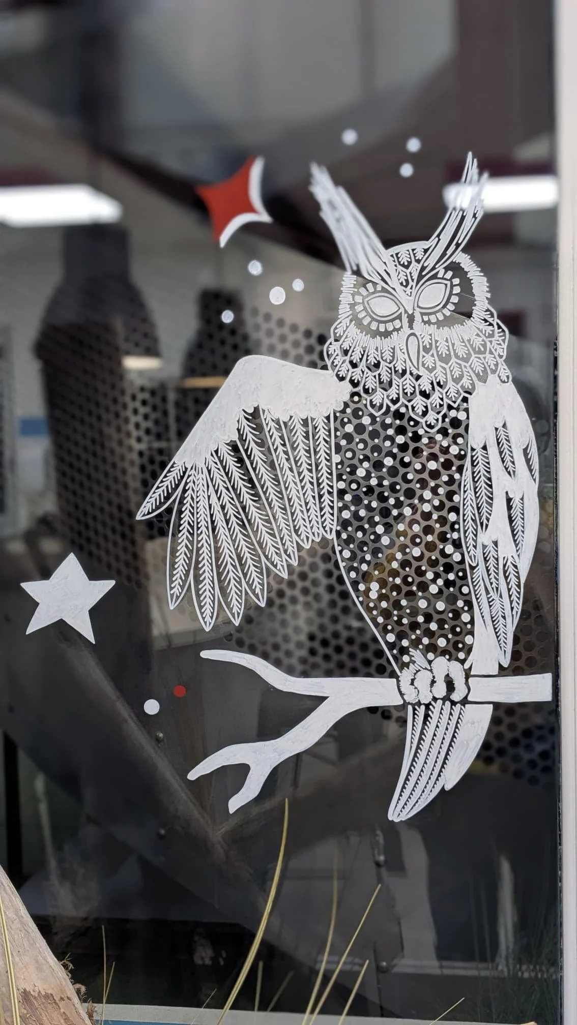 Peinture sur vitrine Noël - décoration entreprise - Réfectoire - Hiboux - Groupe Vygon site Ivry-le-Temple