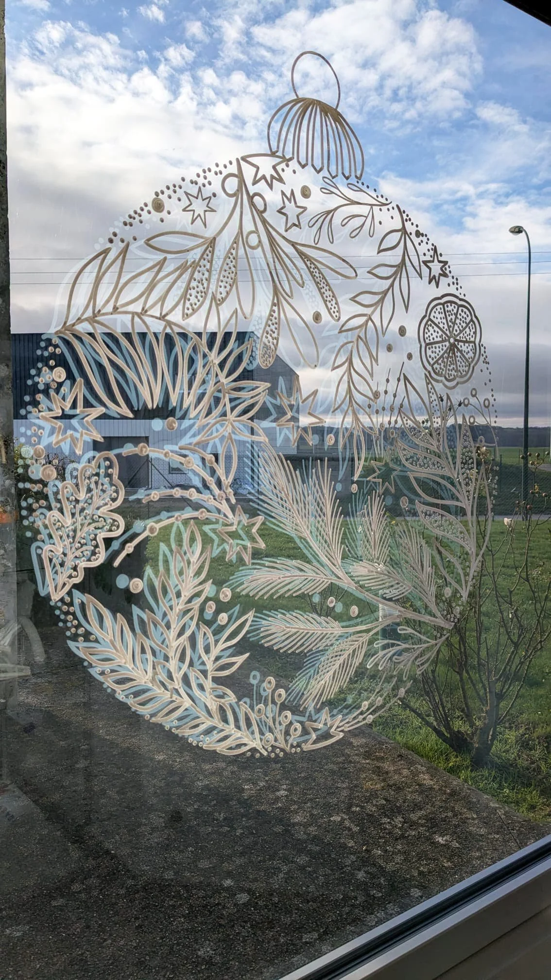 Peinture sur vitrine Noël - décoration entreprise - Accueil - boule de Noël fenêtre - reflets - Groupe Vygon site Ivry-le-Temple