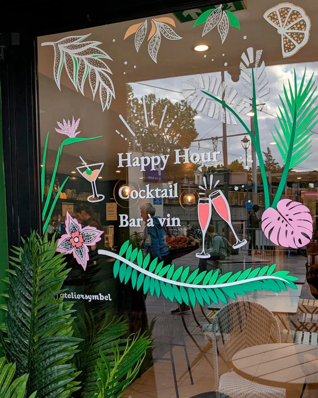 Peinture sur vitrine pour un bistrot à Chatou, thématique jungle bohème, lettrages pour communiquer les offres du bistrot à la clientèle