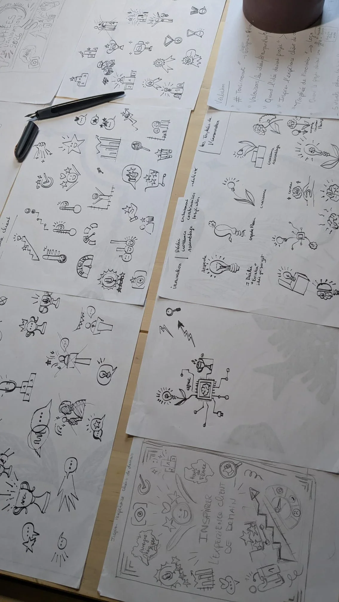 Croquis préparatoires en noir et blanc des pictogrammes imaginés pour les vitrines peintes des Trophées de l'innovation de l'Apec