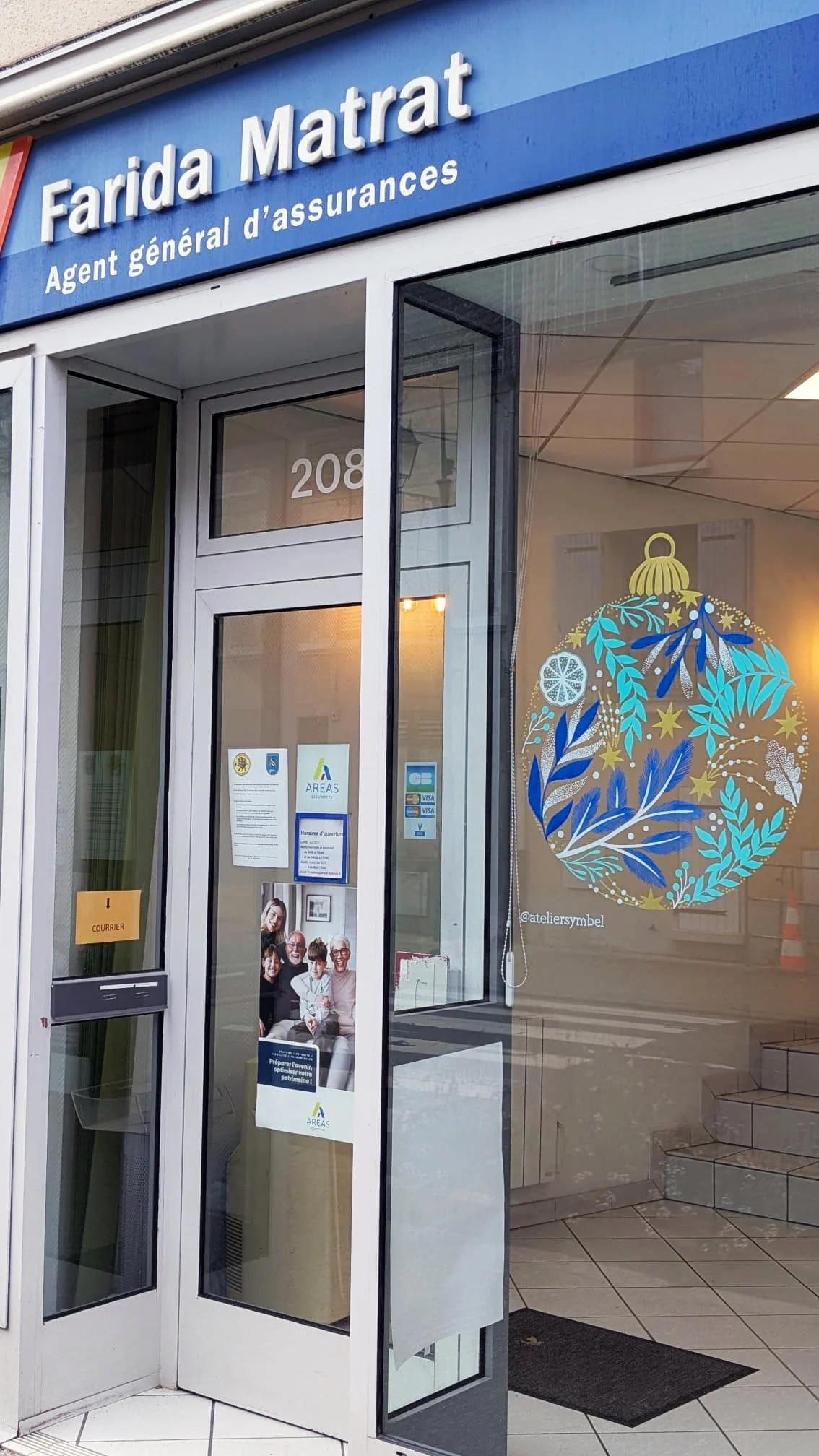 Peinture sur vitrine - boule étoile et végétaux - plan large sur l'agence d'assurances Areas - Vaux-sur-Seine - 78