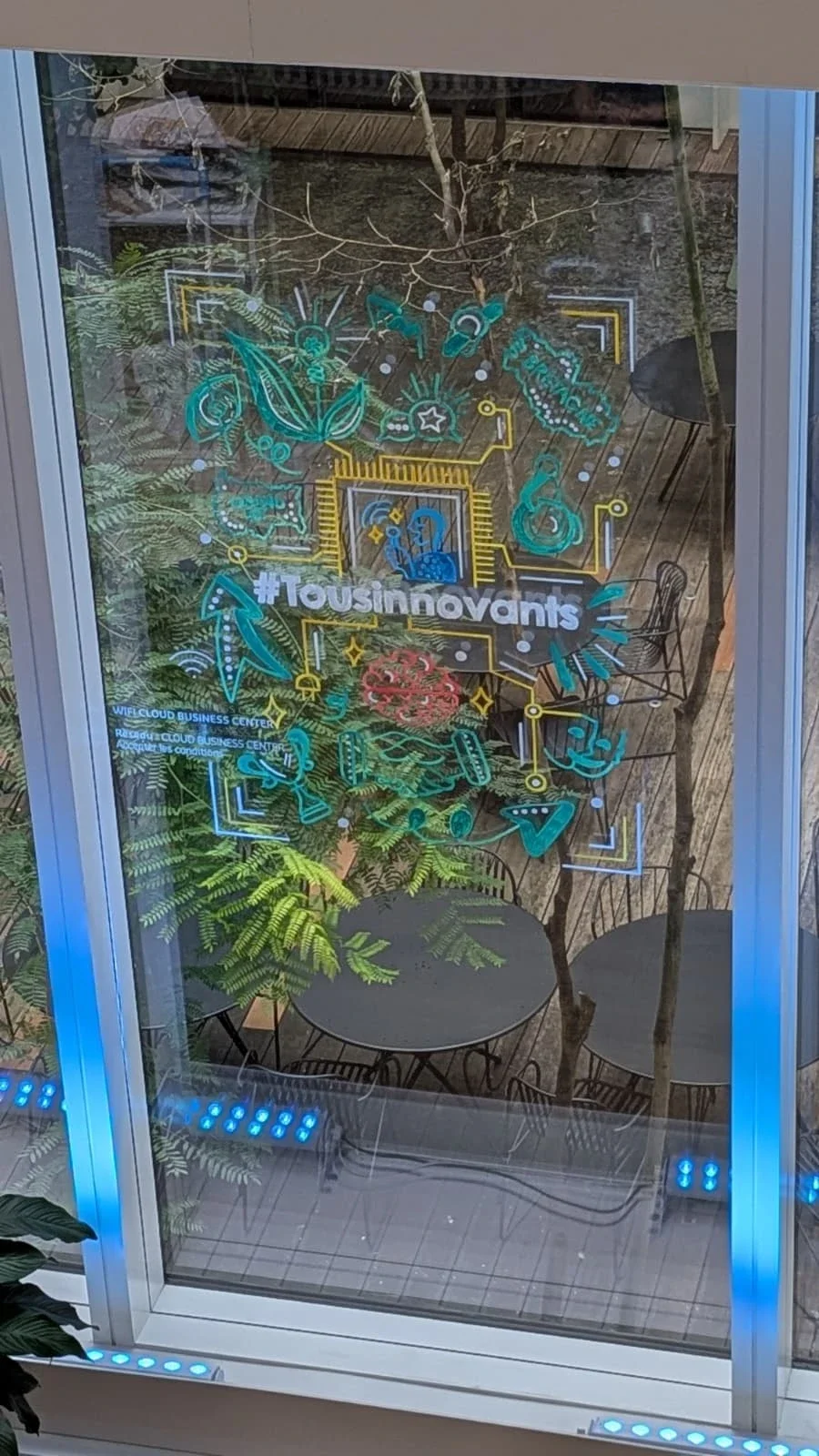Vitrine peinte à la main « Tous innovants » réalisée pour les Trophées de l'innovation de l'Apec avec des illustrations autour de l'innovation et de l'inclusion
