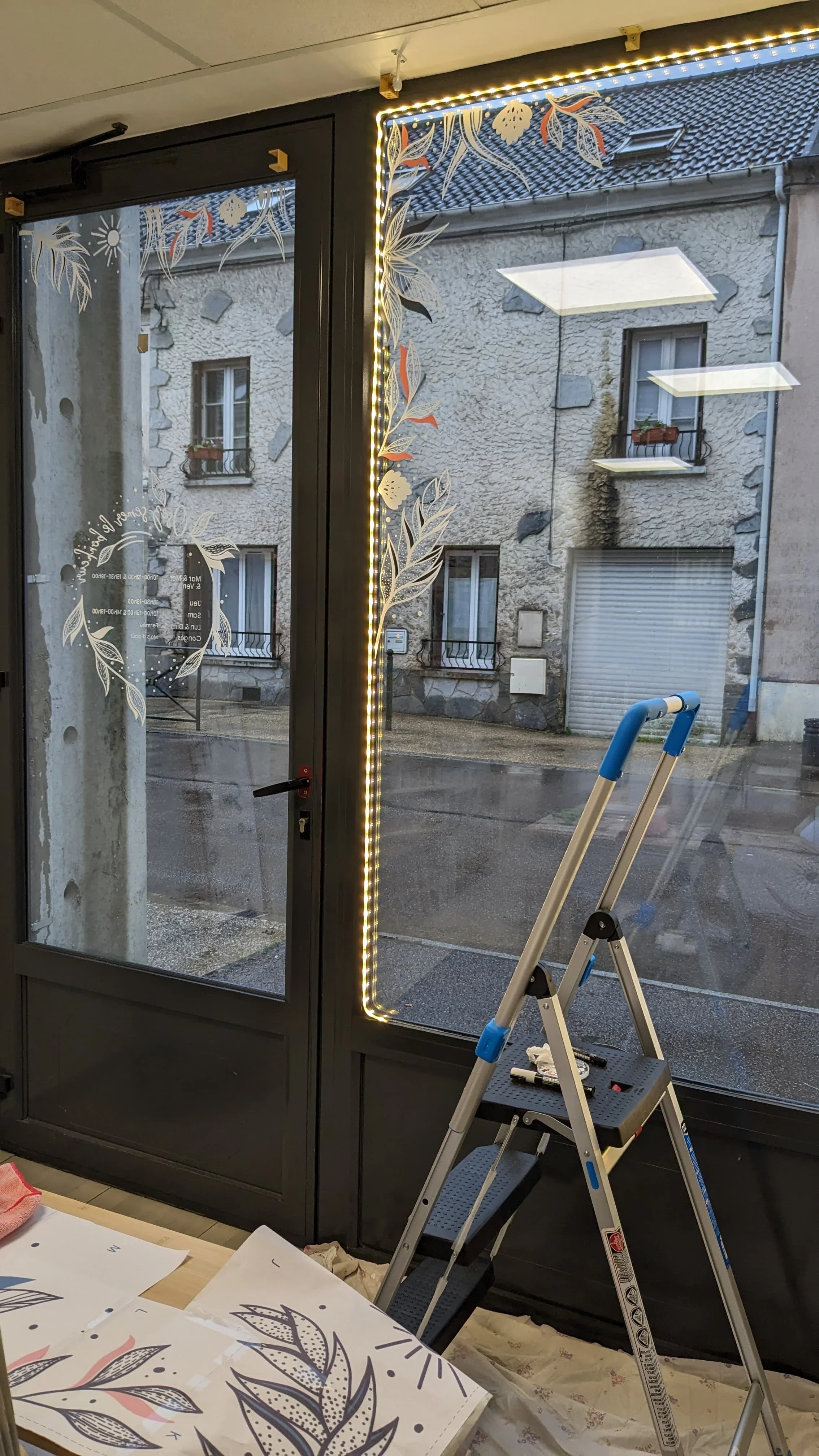 Préparation du chantier d'une peinture sur vitrine pour une boutique de décoration à Vaux-sur-Seine (78)