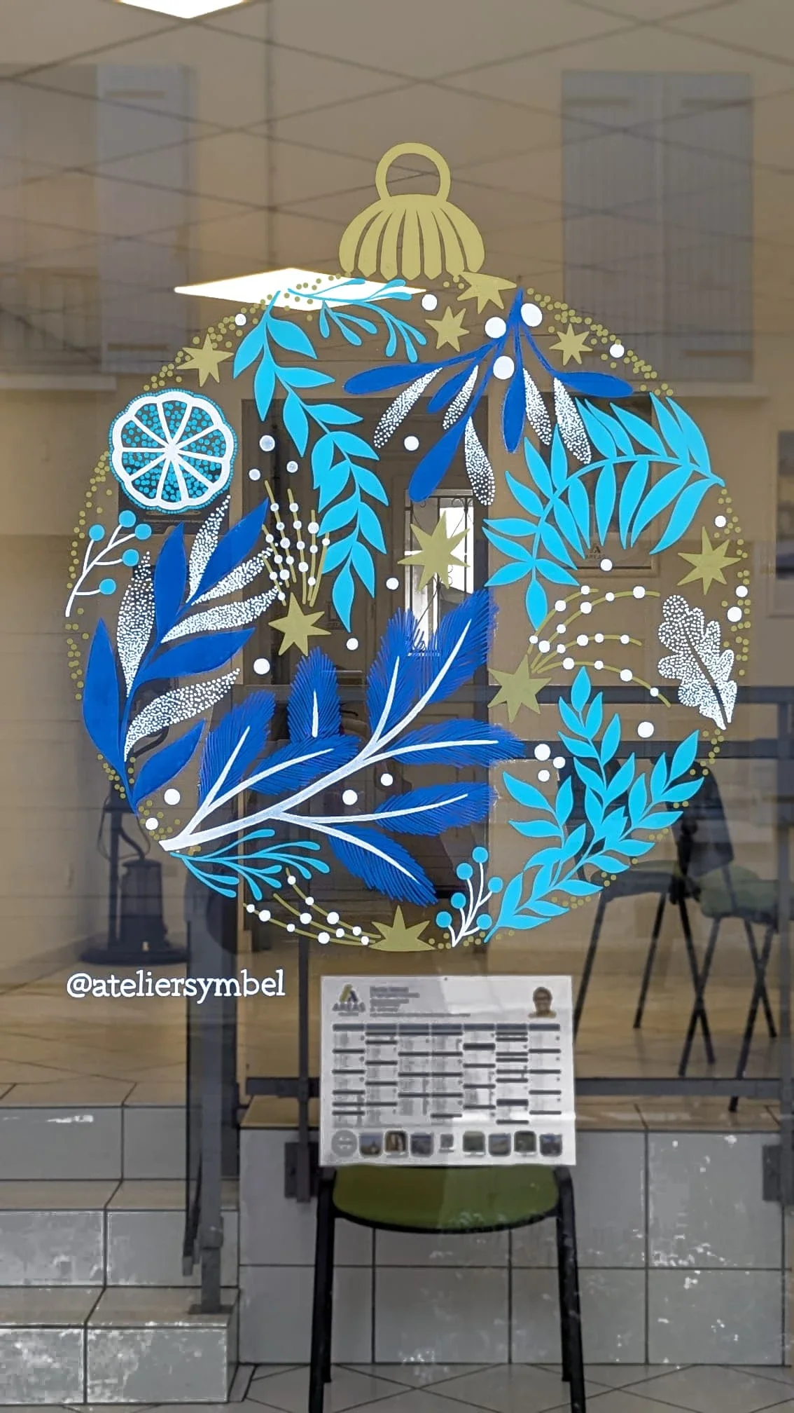 Peinture sur vitrine - boule de Noël composée de végétaux, d'étoiles et d'une tranche d'agrume. Coloris doré, blanc, turquoise et bleu marine