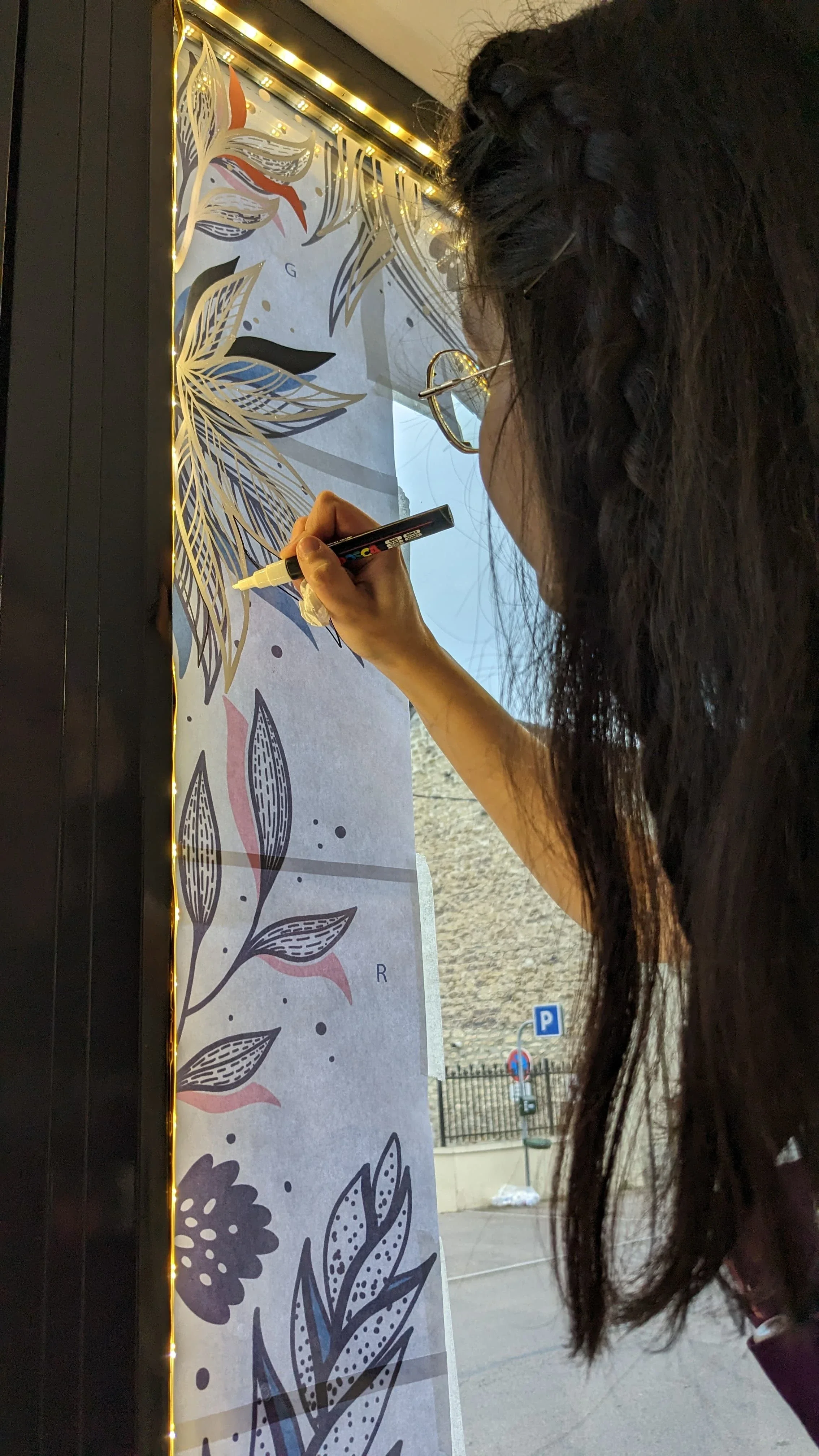 Frise d'encadrement en cours de peinture
pour une boutique de décoration à Vaux-sur-Seine (78)