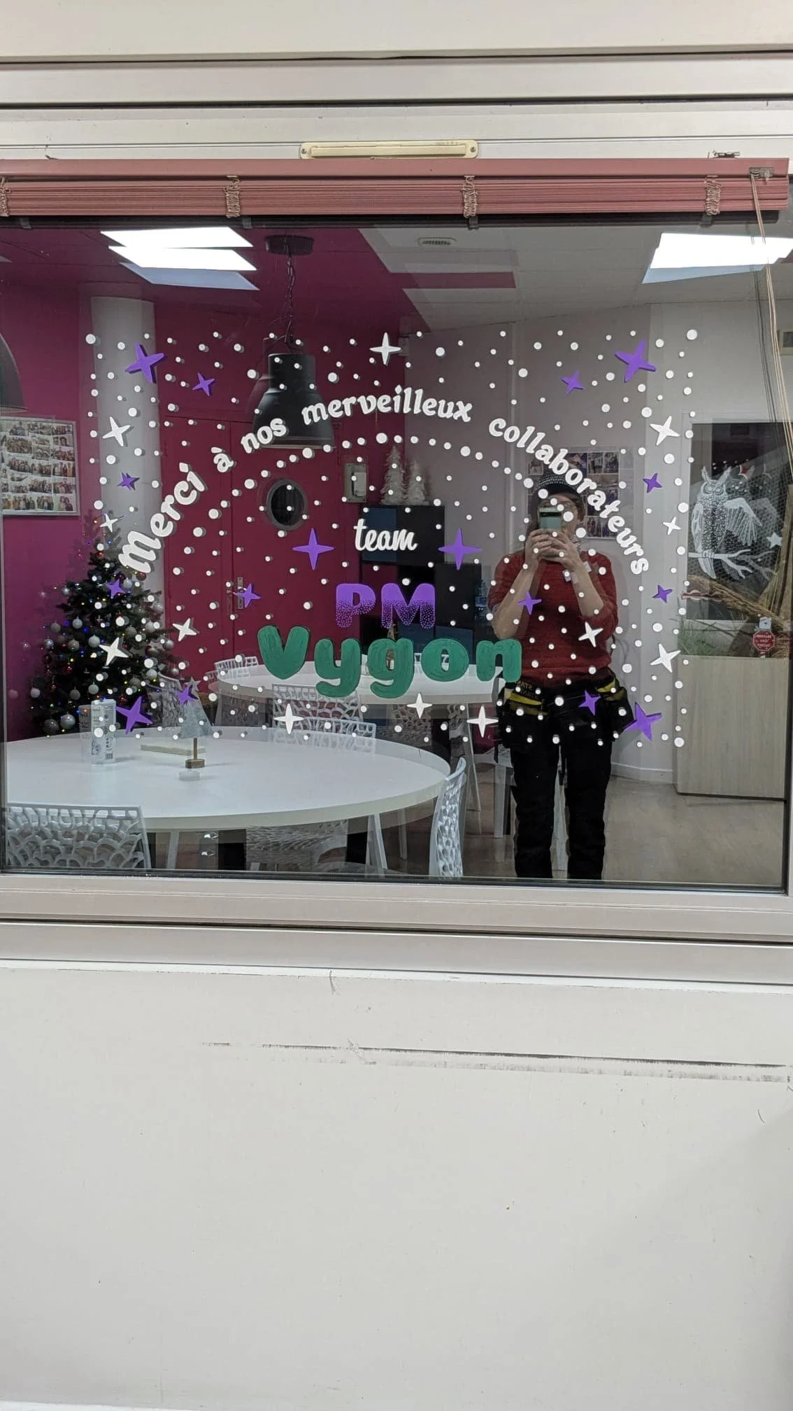 Peinture sur vitrine Noël - décoration entreprise - Réfectoire - message - Groupe Vygon site Ivry-le-Temple