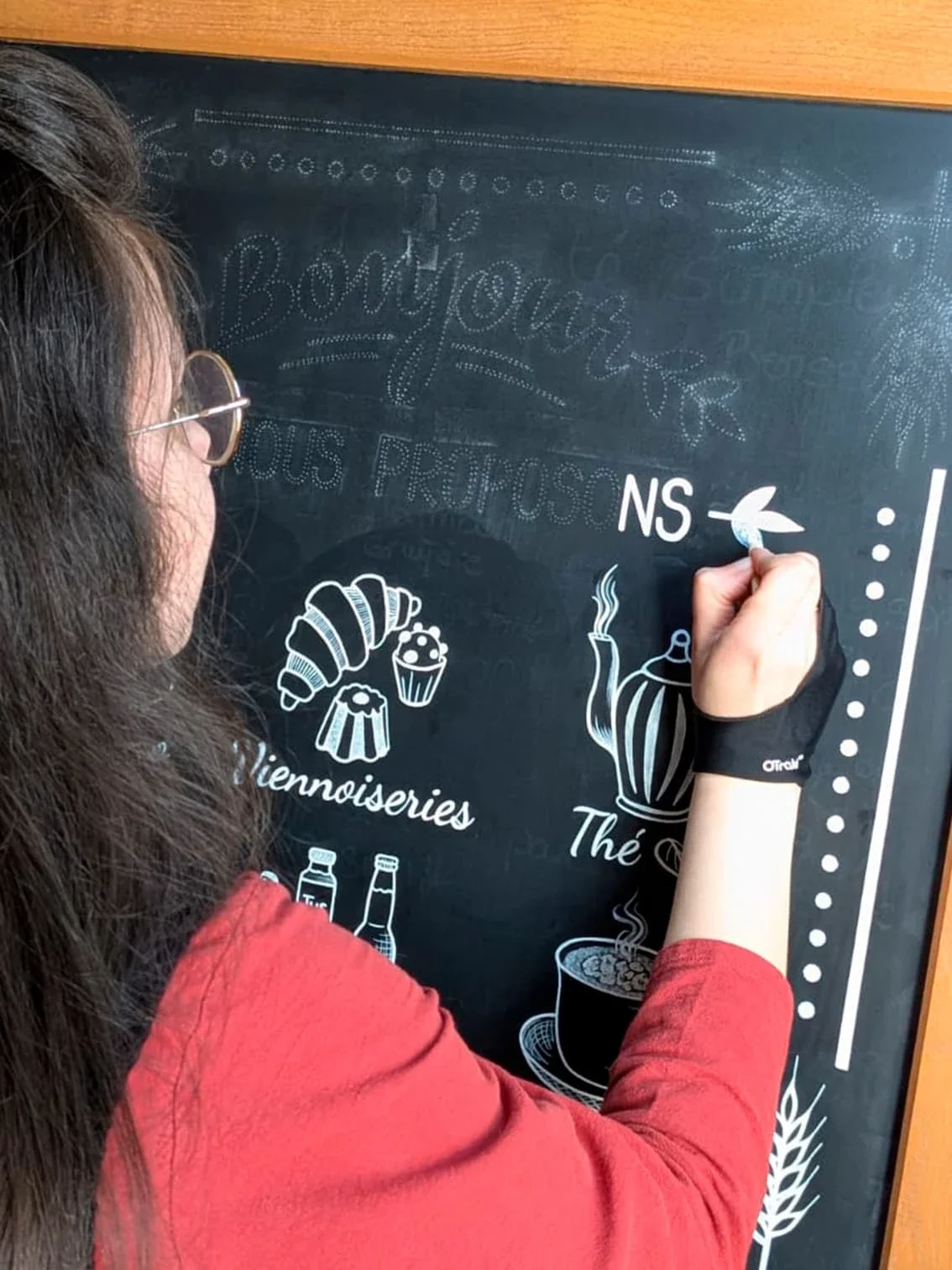 Illustration et peinture sur une ardoise murale pour la boulangerie Duhamel à Saint-Germain-en-Laye (78) - Sandrine Daniel, l'illustratrice est en train de peindre à son atelier - Yvelines- Atelier Symbel
