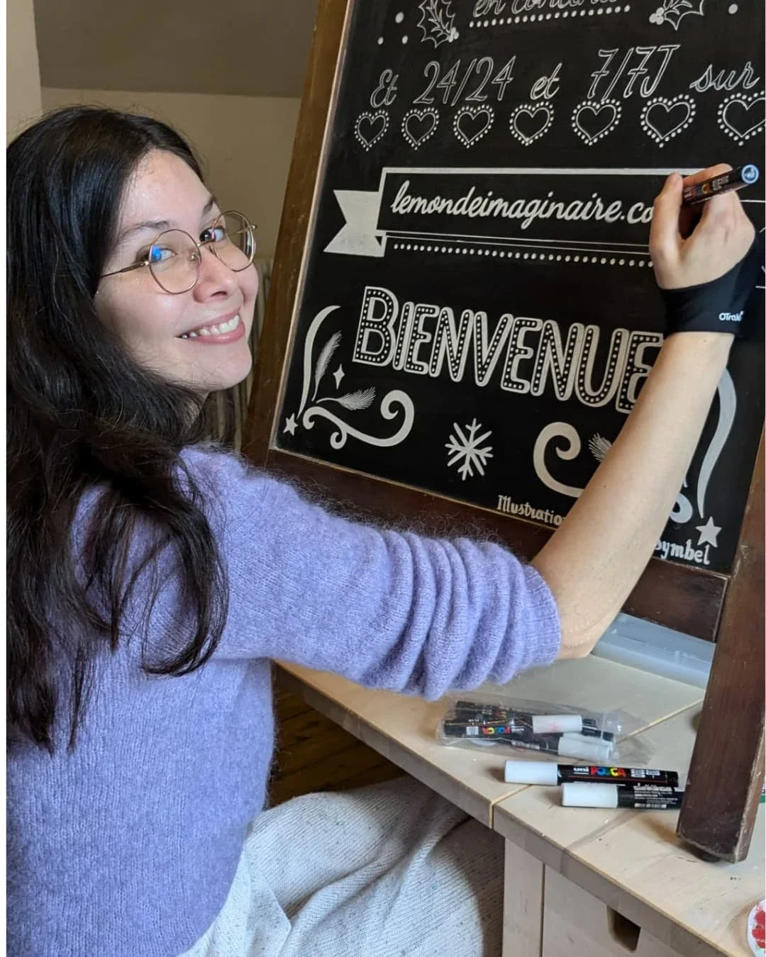 Sandrine Daniel à son atelier de  Vaux-sur-Seine, peinture de l'ardoise en cours