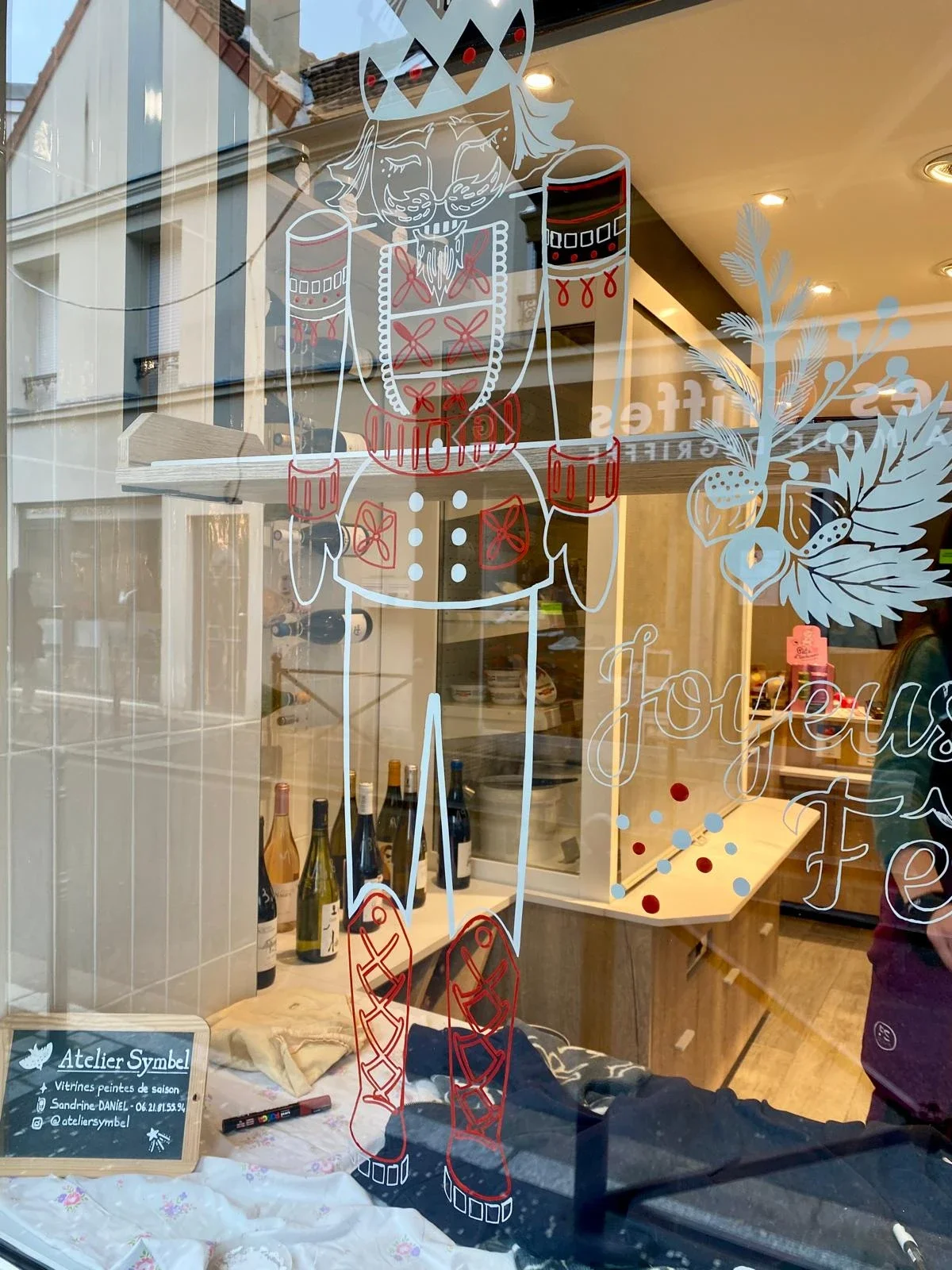 Peinture sur vitrine de Noël représentant un Casse-Noisette pour la fromagerie Lallias à Houilles. Peinture des contours