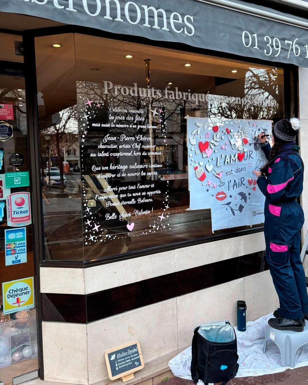Peinture sur vitrine, thématique Saint-Valentin. Peinture en cours de la vitrine de droite Traiteur à Croissy-sur-Seine (78)
