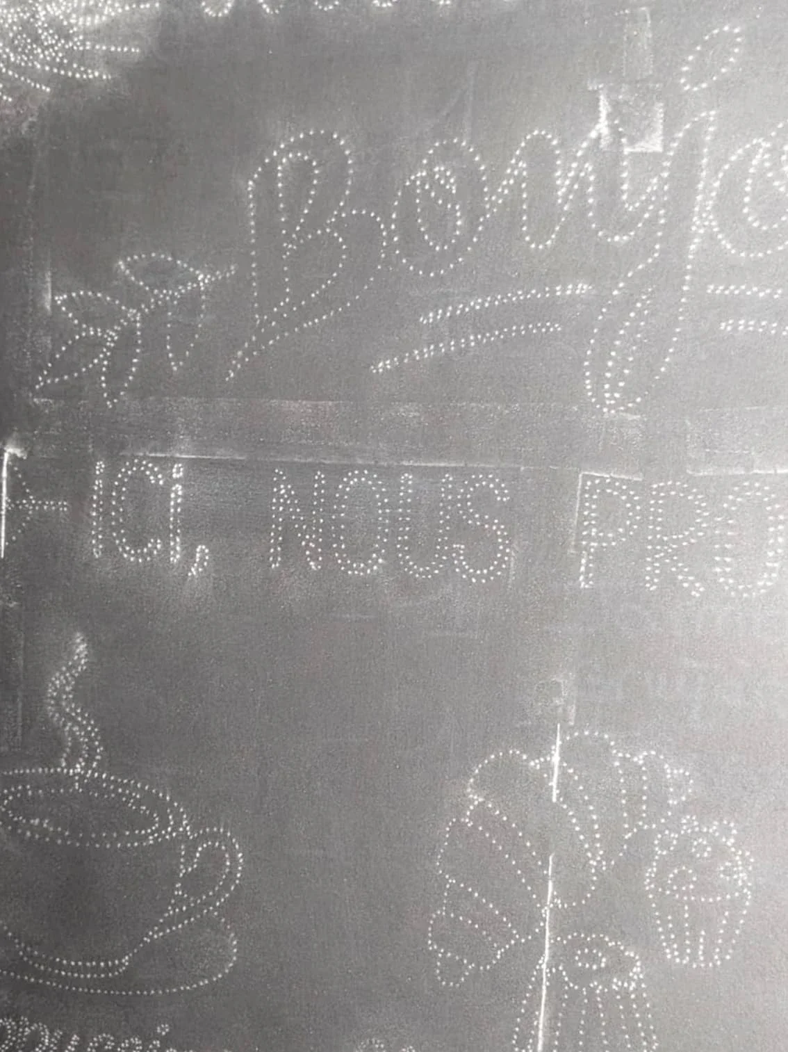 Illustration ardoise murale pour la boulangerie Duhamel à Saint-Germain-en-Laye (78) - étape du ponçage - Yvelines- Atelier Symbel