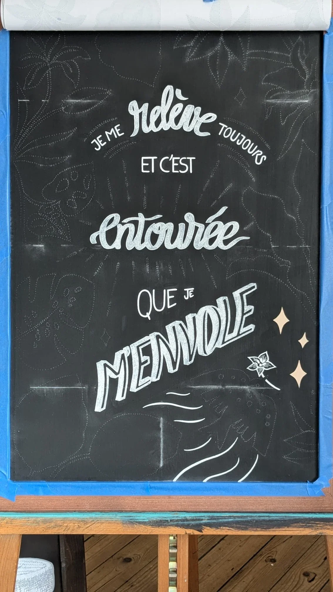 Début de réalisation d'une ardoise illustrée avec le poncif en place. Le mantra et quelques motifs sont déjà peints