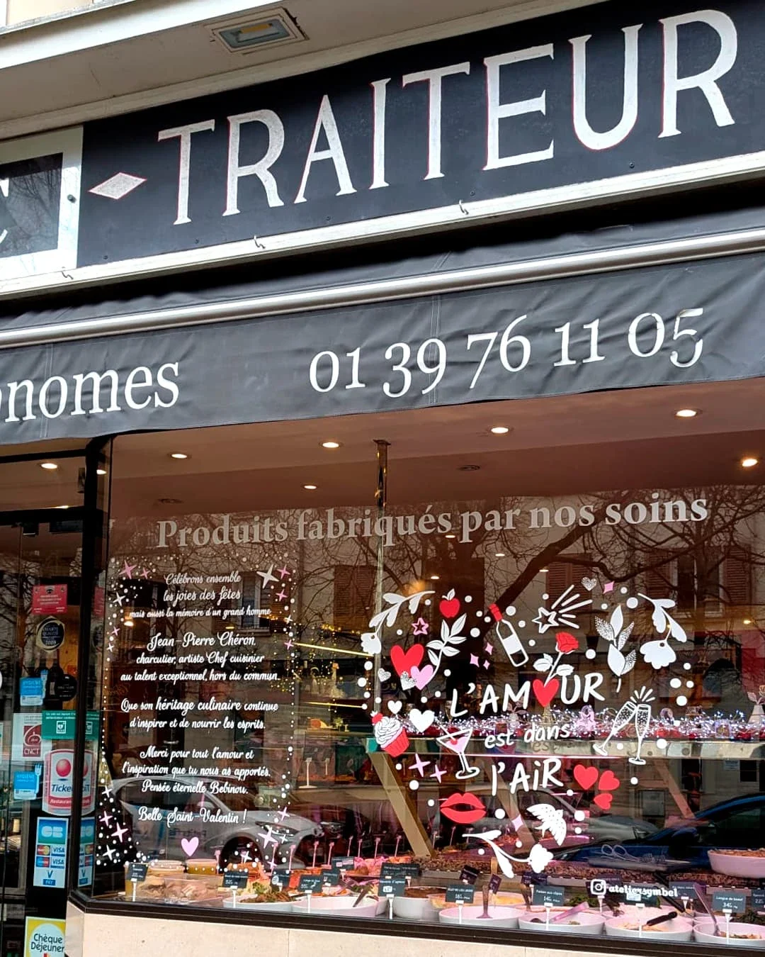 Peinture sur vitrine,  thématique Saint-Valentin, cœur Doodle avec lettrage "l'amour". Coloris blanc, rouge et rose