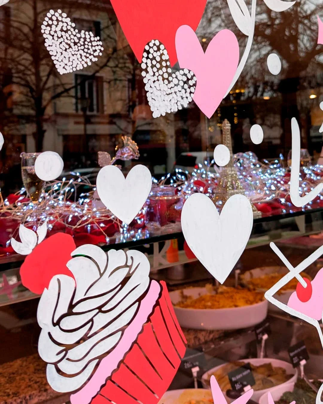 Peinture sur vitrine,  thématique Saint-Valentin, gros plan les cœurs et le cupcake. Coloris blanc, rouge et rose