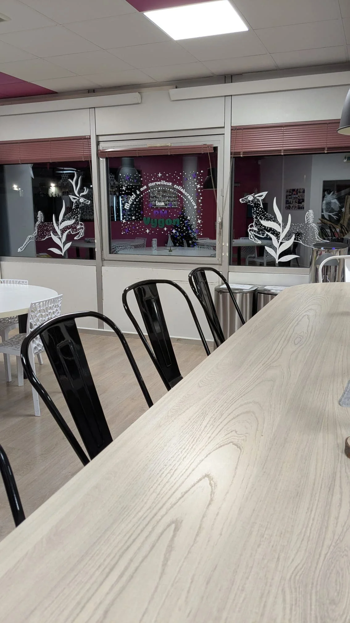 Peinture sur vitrine Noël - décoration entreprise - Réfectoire -triptyque cerf biche message - Groupe Vygon site Ivry-le-Temple