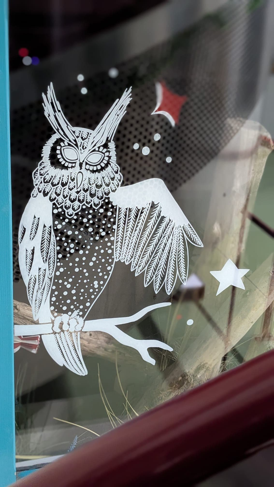 Peinture sur vitrine Noël - décoration entreprise - Réfectoire - Hiboux - Groupe Vygon site Ivry-le-Temple