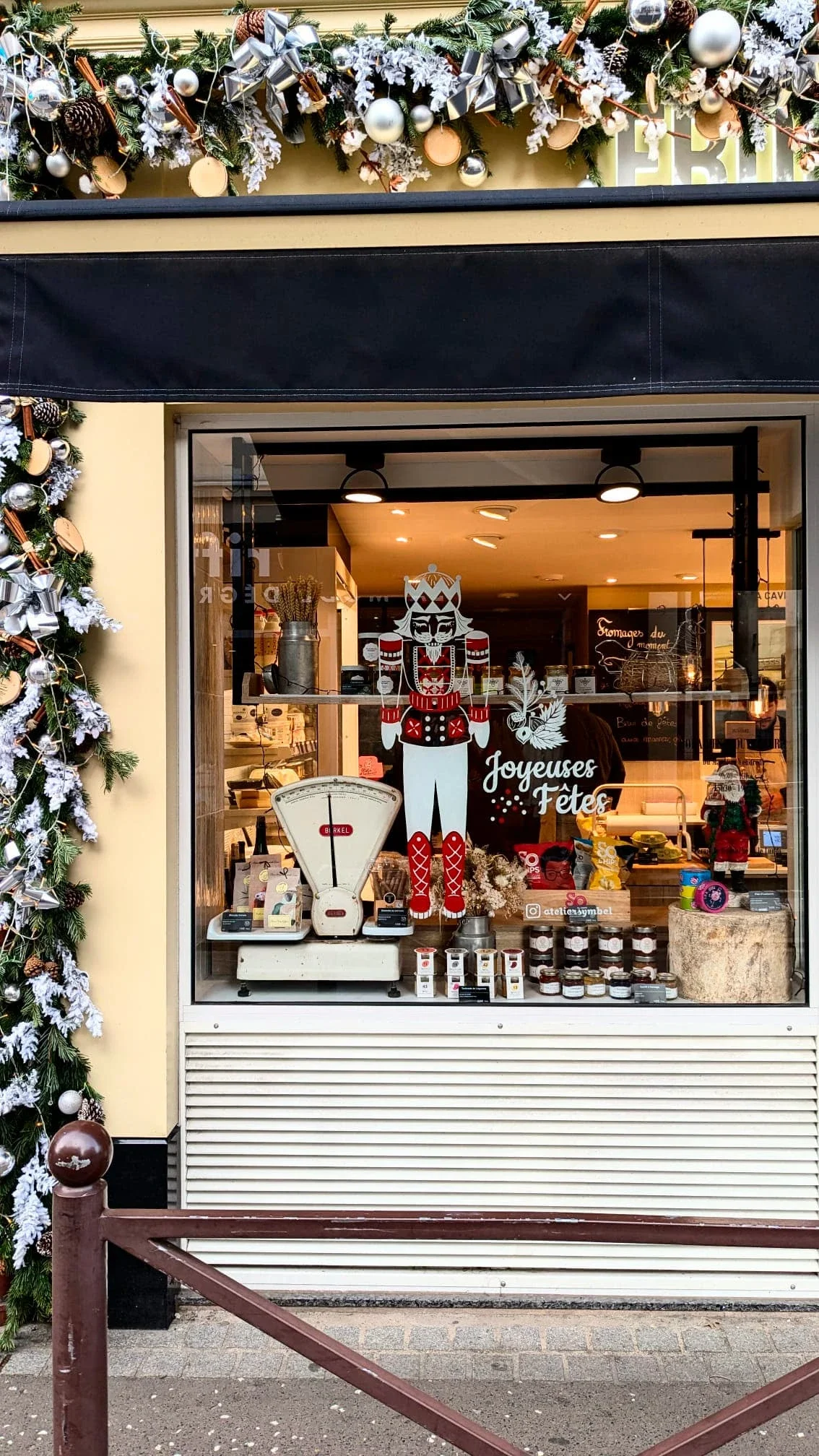Peinture sur vitrine de Noël représentant un Casse-Noisette peint à la main pour la fromagerie Lallias à Houilles. Vue sur la façade