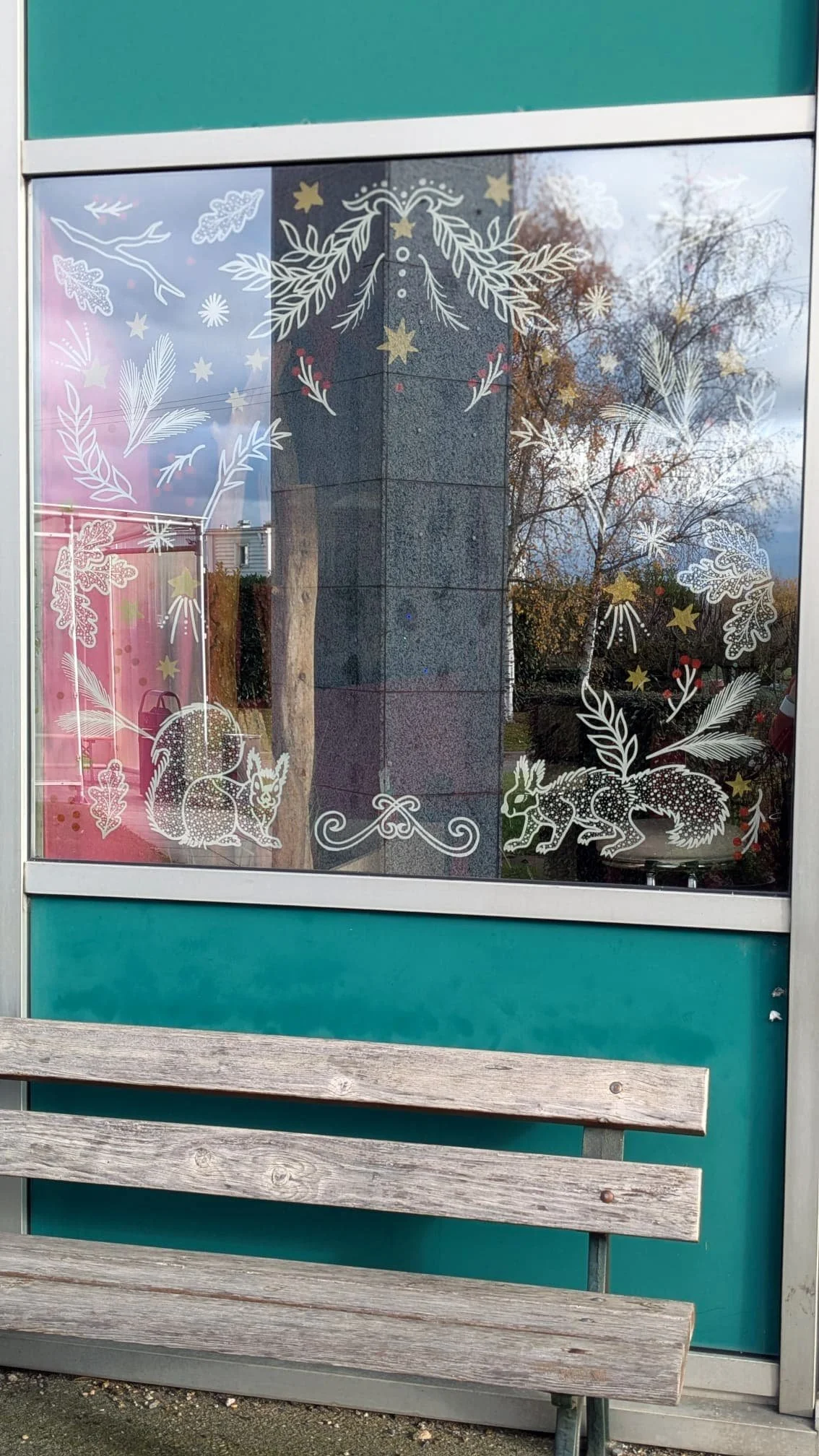 Peinture sur vitrine Noël - décoration entreprise - Espace café - porte - couronne de Noël - fenêtre motif végétaux et écureuil - Groupe Vygon site Ivry-le-Temple