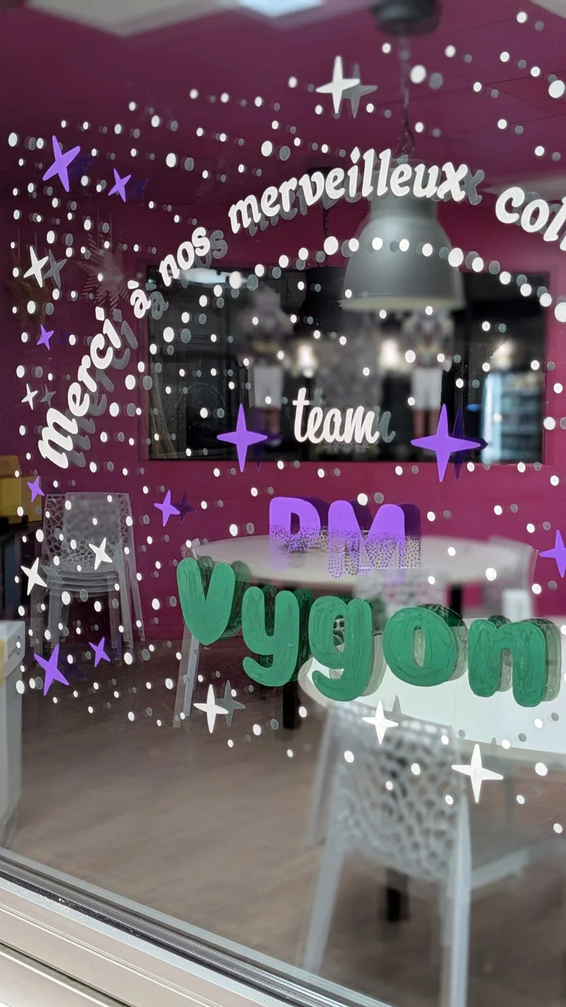 Détail du lettrage de remerciement peint à la main sur la vitrine du réfectoire du groupe Vygon