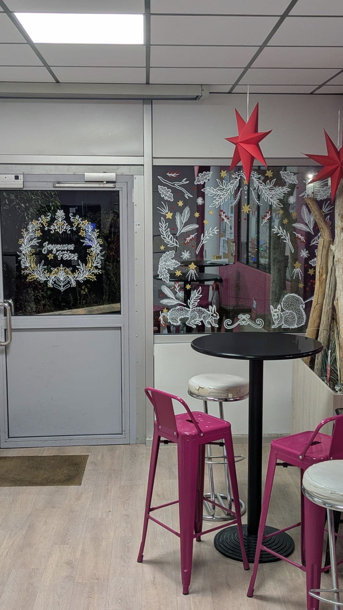 Peinture sur vitrine Noël - décoration entreprise - Espace café - porte - couronne de Noël - fenêtre motif végétaux et écureuil - Groupe Vygon site Ivry-le-Temple