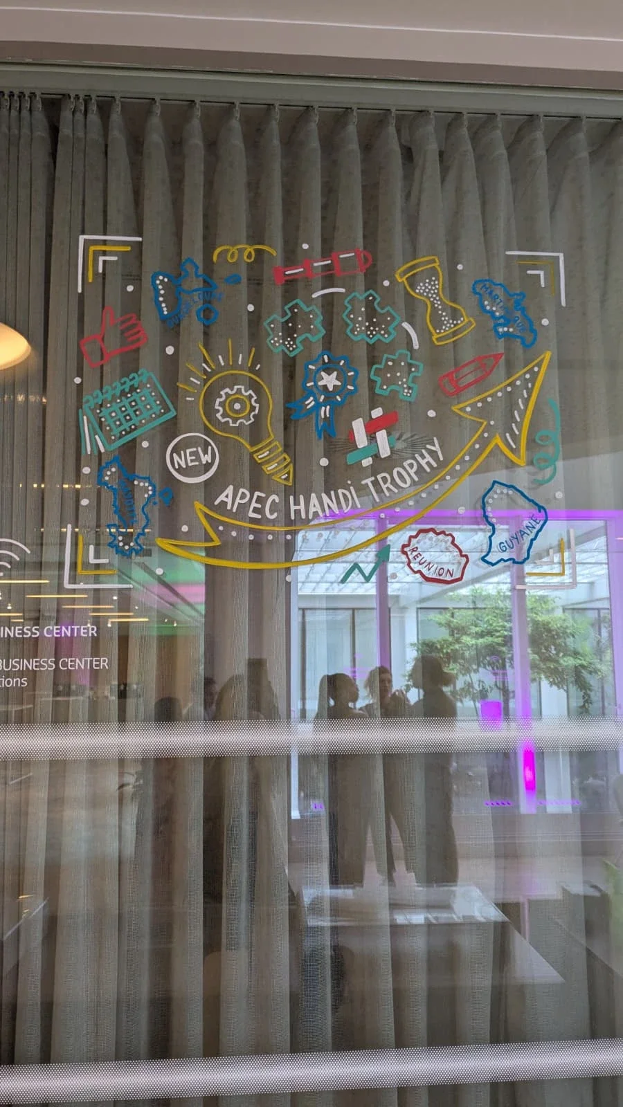 Peinture sur vitrine pour les Trophées de l'innovation de l'Apec, réalisée à la main avec lettrage et pictogrammes colorés