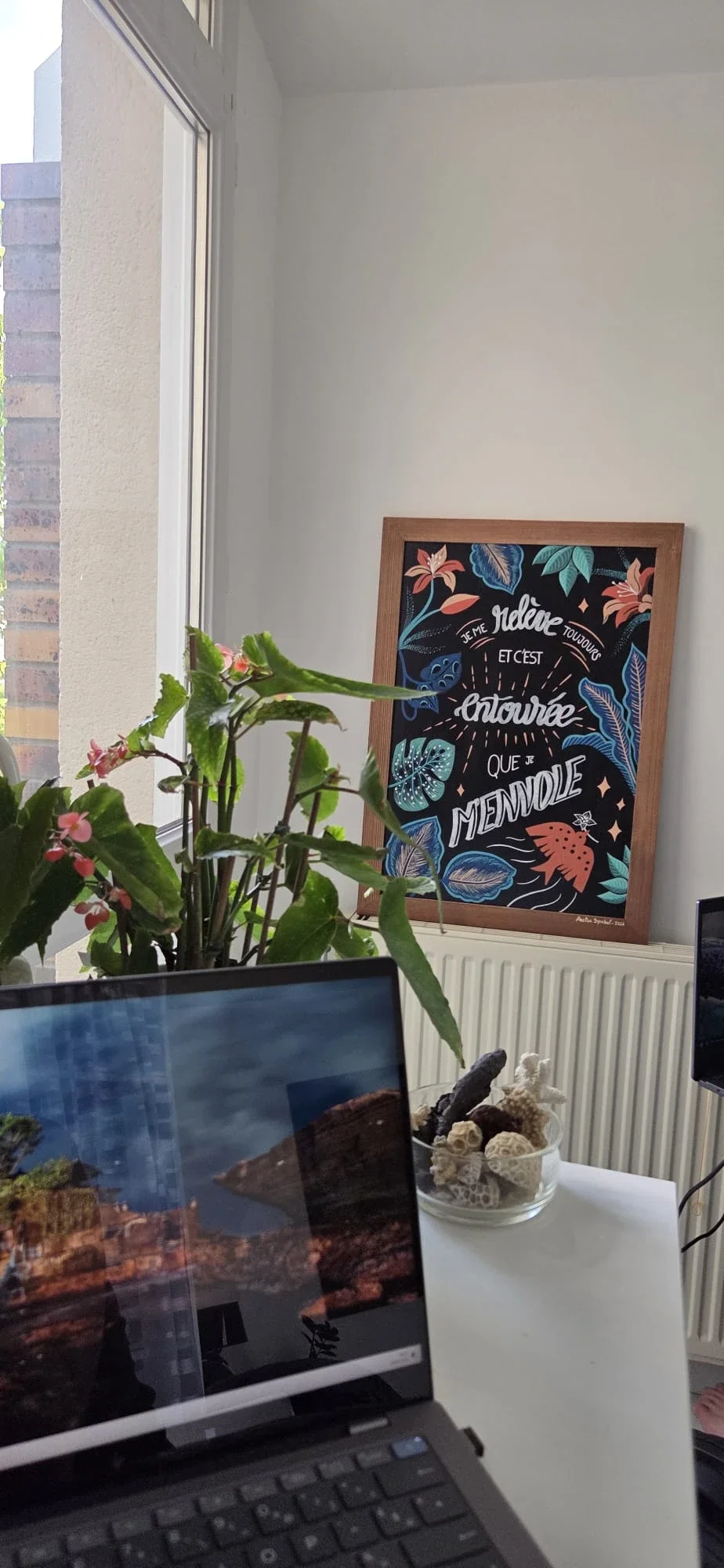 Vue du bureau de la cliente mettant en valeur l'ardoise peinte à la main intégrée à la décoration intérieure