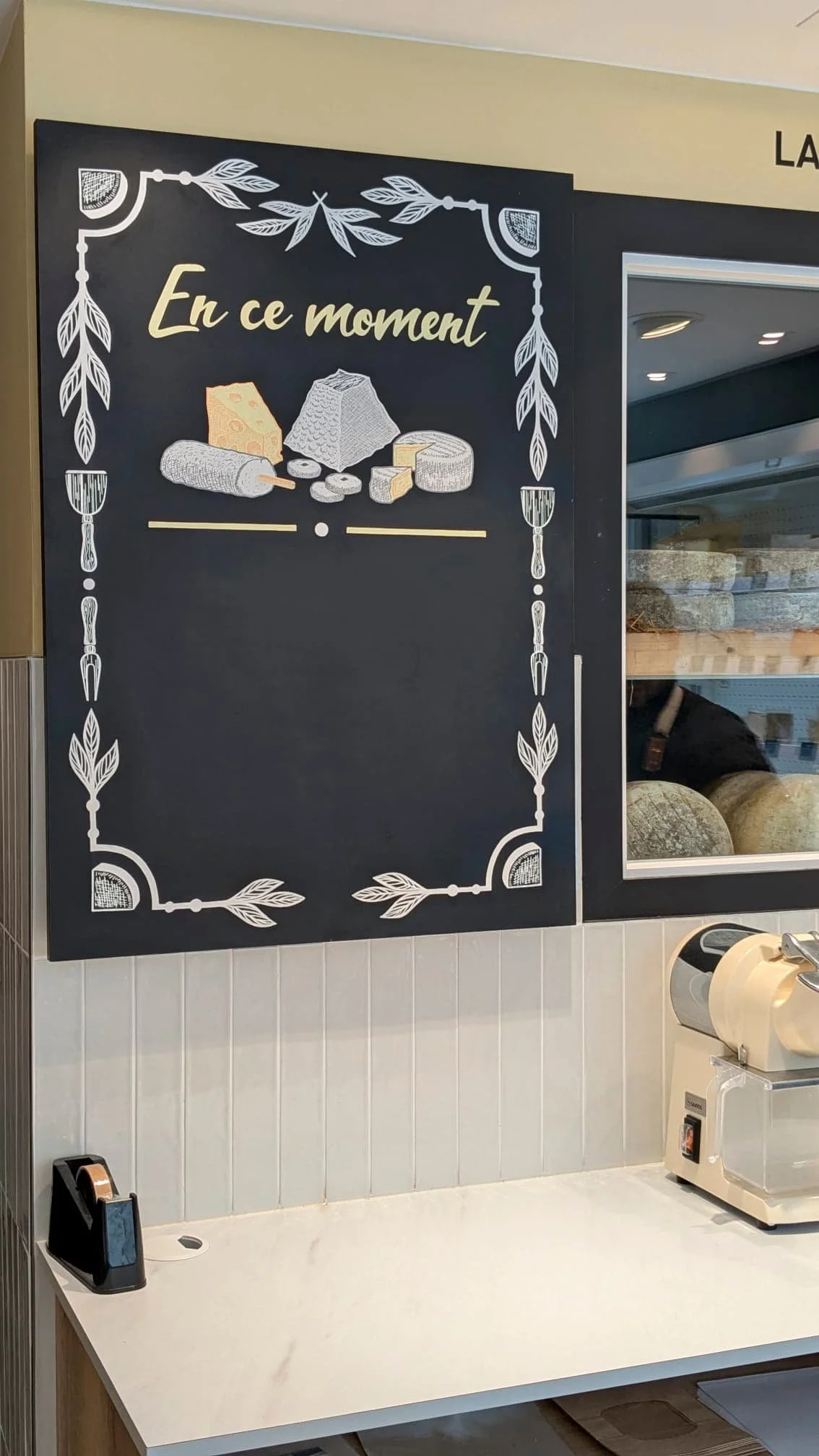 Ardoise peinte pour un fromager à Houilles 78. Livraison et accrochage de l'ardoise à la fromagerie