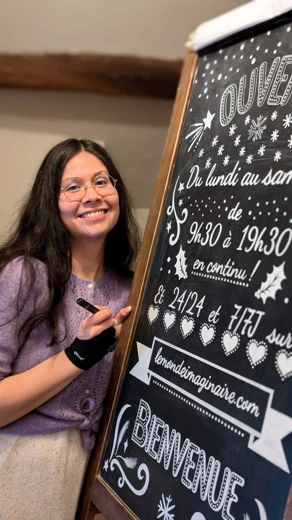 Sandrine Daniel à côté de l'ardoise terminée dans son atelier après sa refonte complète à la peinture acrylique blanche. "Je partage ma joie et mes étoiles avec vous"