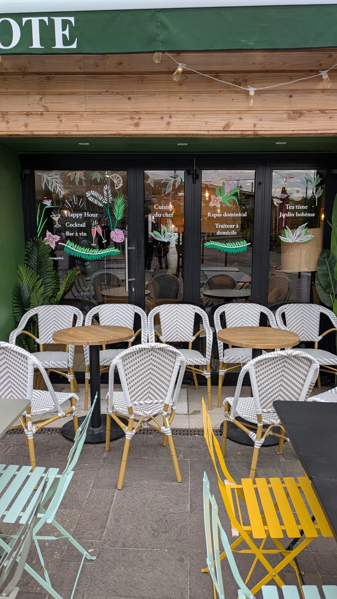 Peinture sur vitrine, sur-mesure, bistrot papillote Chatou (78). Thématique jungle bohème, coloris blancs, verts et roses