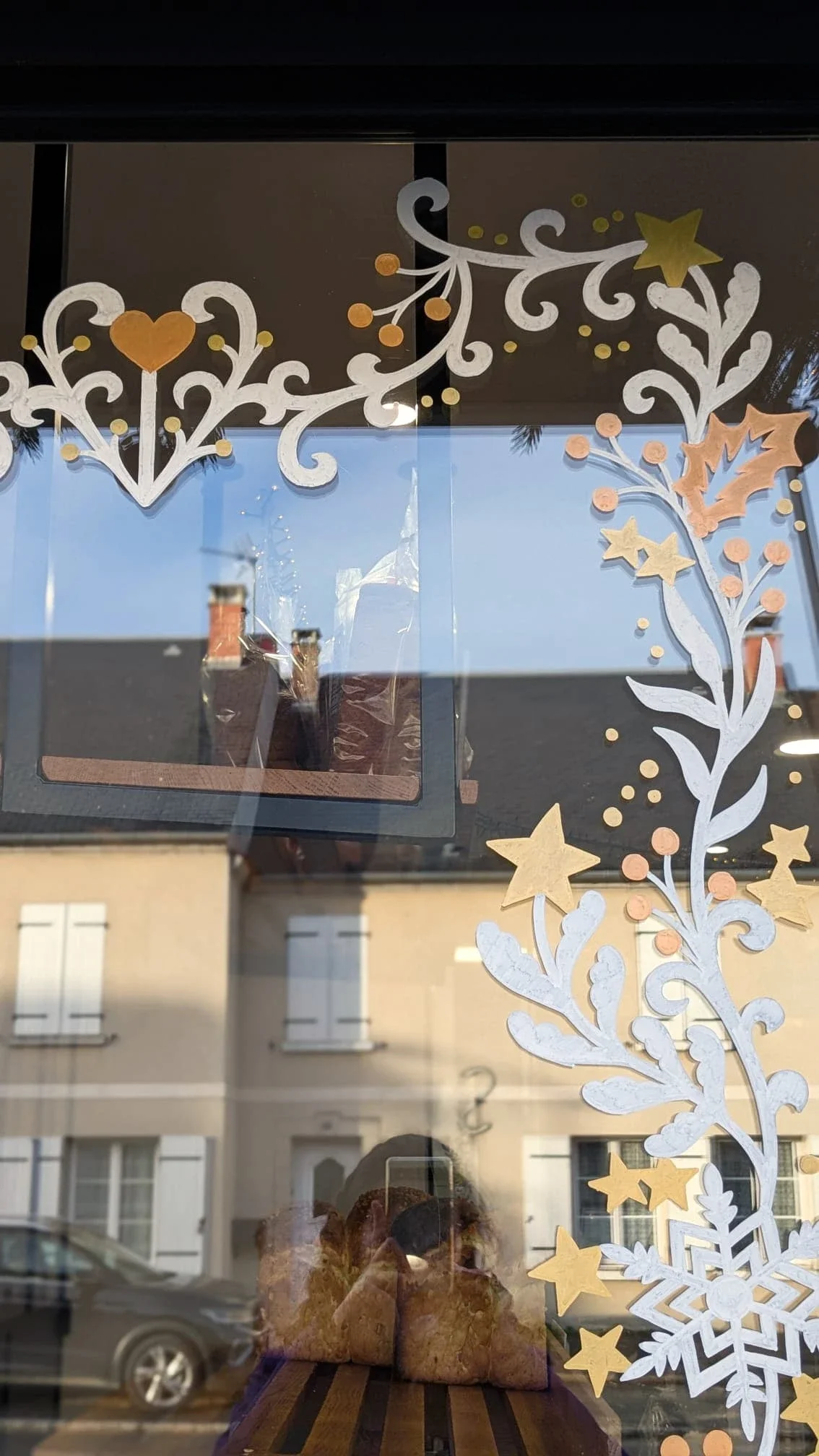 détail de la frise d'encadrement avec entrelacs de végétaux : feuilles de houx, étoiles, baies et coeur - coloris blanc, doré et cuivré