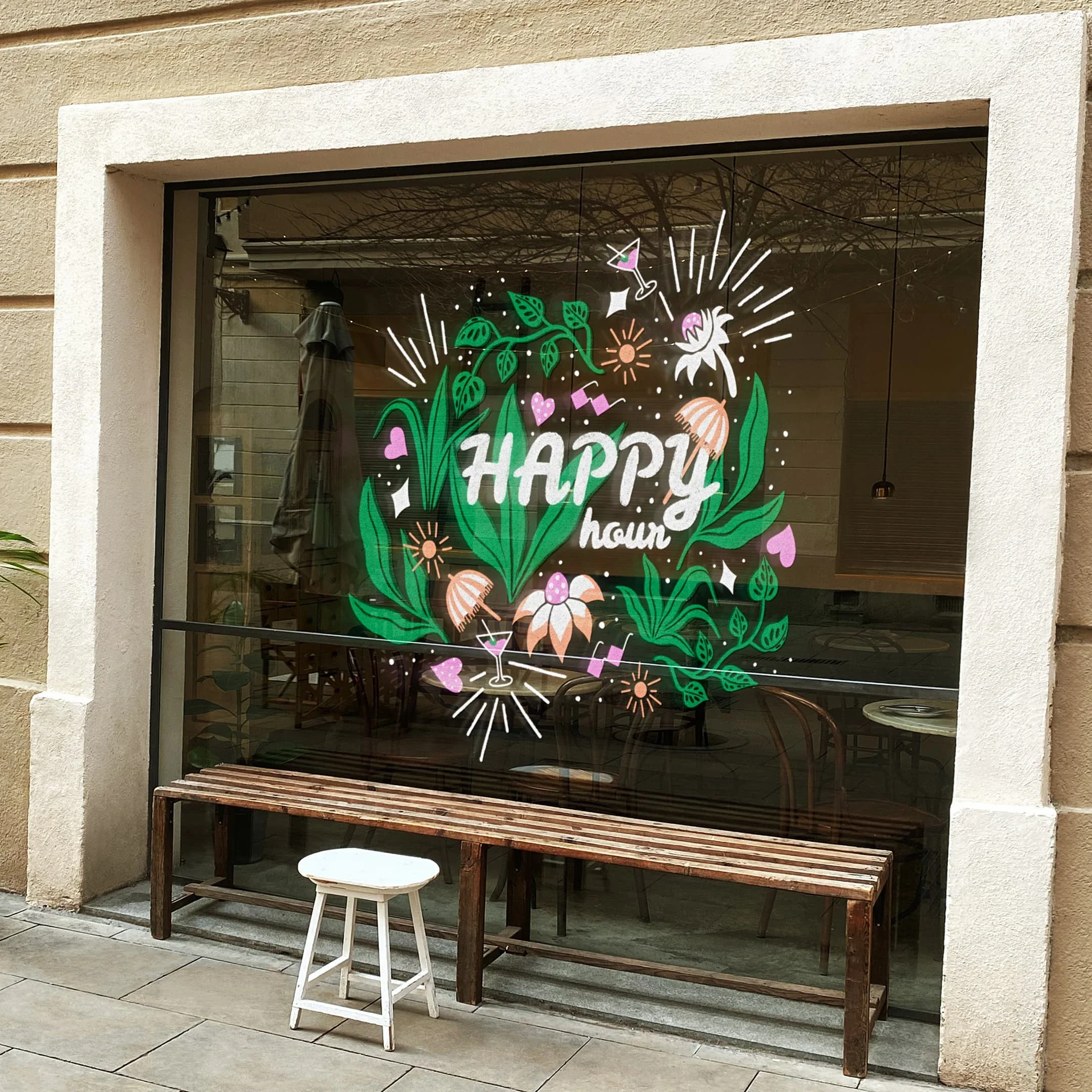Peinture sur vitrine estivale pour bistrot, bar ou café, avec lettrage Happy Hour et motifs exotiques : végétaux tropicaux, parasol, lunettes de soleil, verre à cocktail, cœurs, soleils et étoiles.