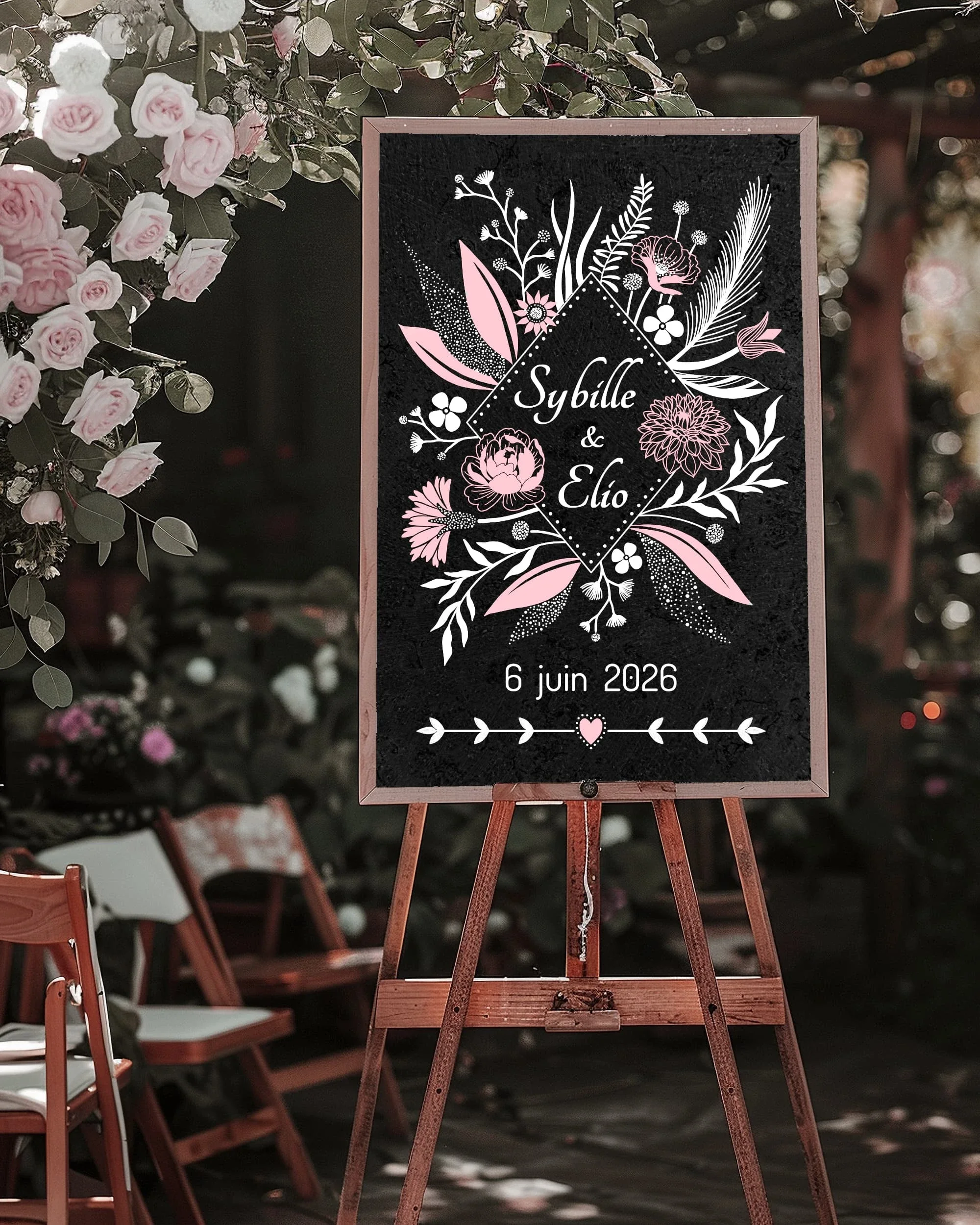 Peinture sur ardoise - Panneau de bienvenue - signalétique de mariage. Lettrage peint à la main avec le nom des mariés et la date du mariage. Composition florale encadrant un losange. Peinture acrylique blanc et rose.