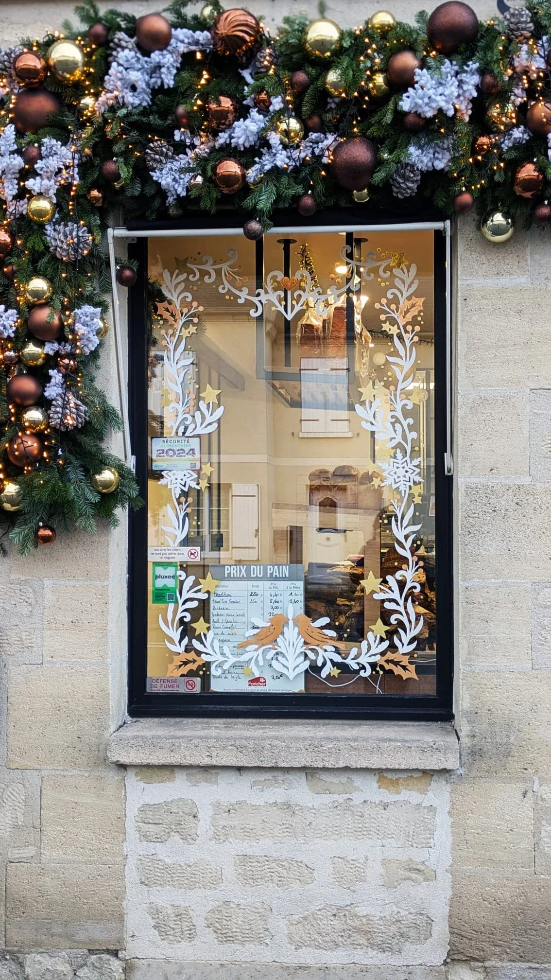 Peinture sur vitrine de Noël pour la boulangerie La Boulange à La Chapelle-en-Serval - frise d'encadrement sur la vitre gauche - entrelacs végétaux et oiseaux