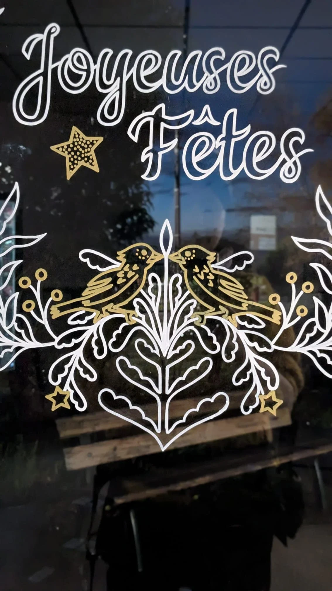 Détail de la couronne de Noël ornée d'oiseaux, peinte à la main sur la porte de l'espace café du groupe Vygon, site Ivry-le-Temple