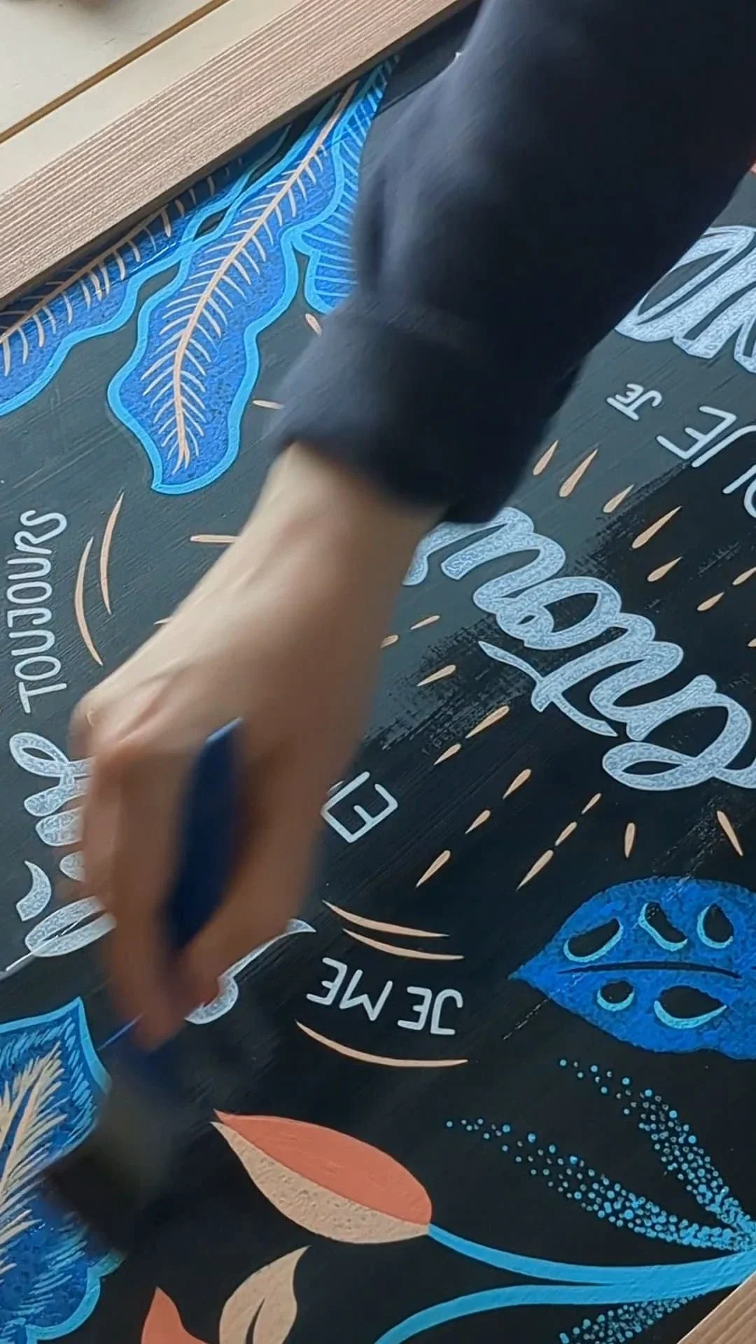 Application du vernis protecteur sur une ardoise illustrée afin de préserver durablement la peinture
