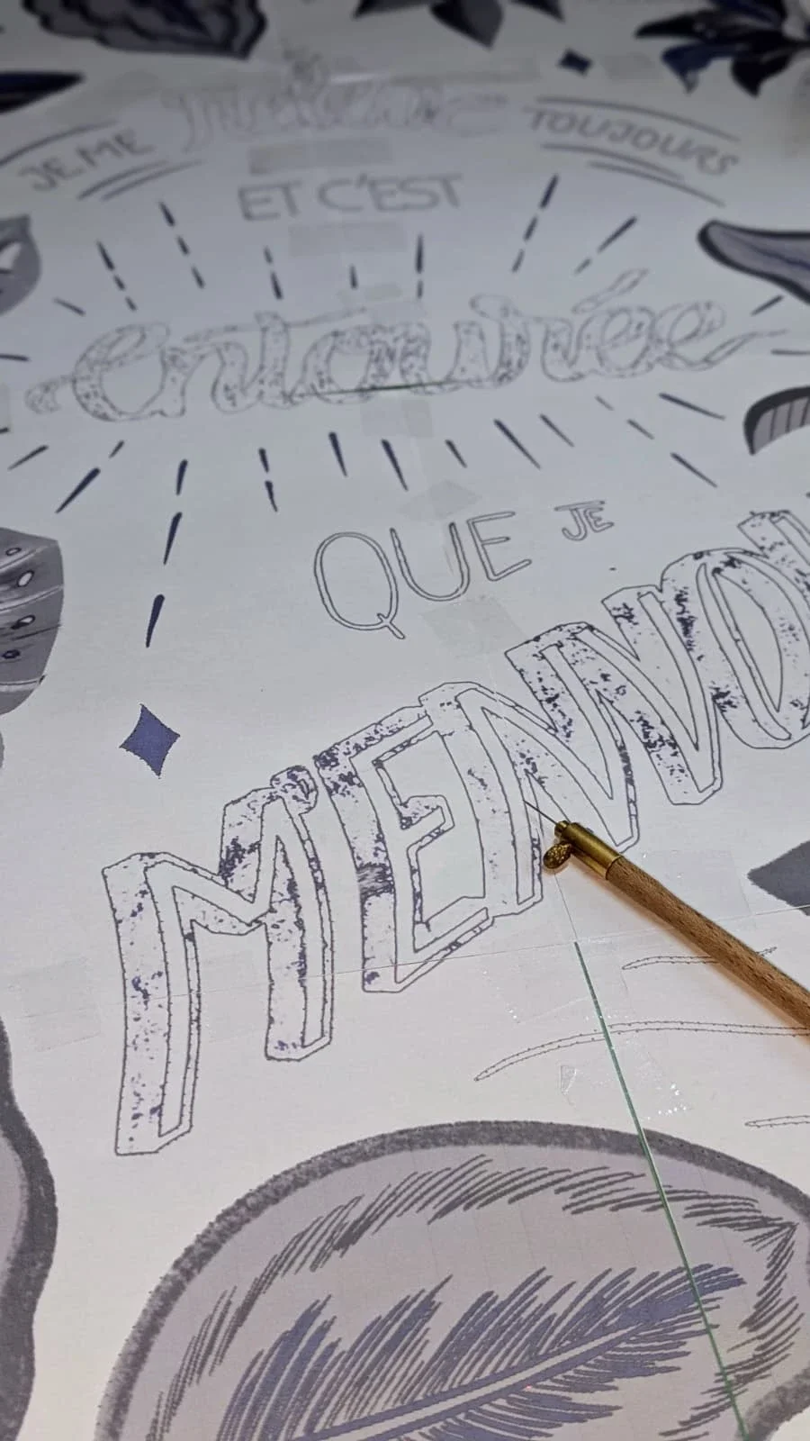 Visuel imprimé et prêt à être piqué. Phase préparatoire avant la peinture d'une ardoise illustrée peinte à la main