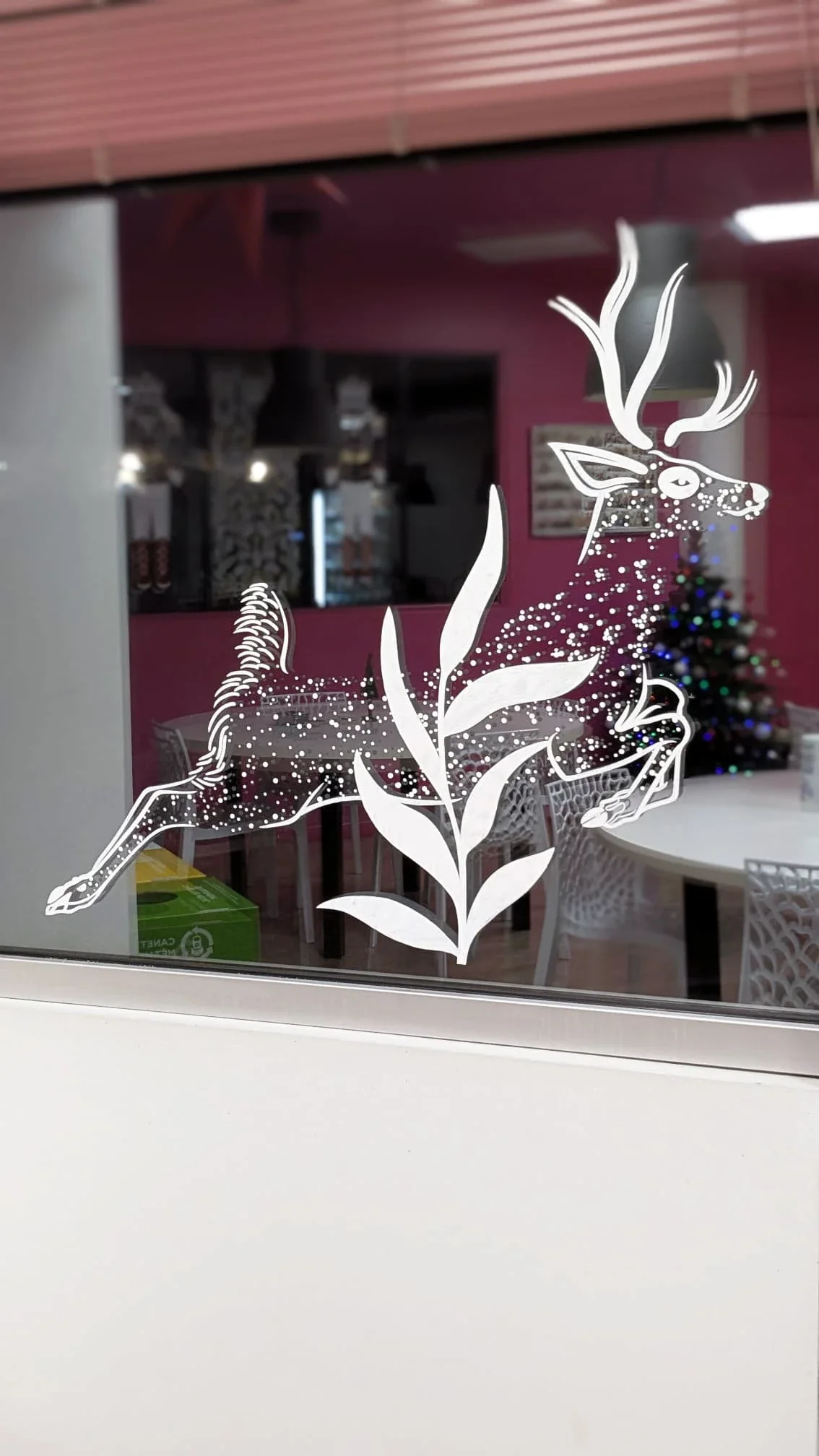 Cerf peint à la main sur la vitrine du réfectoire du groupe Vygon, vue d'ensemble