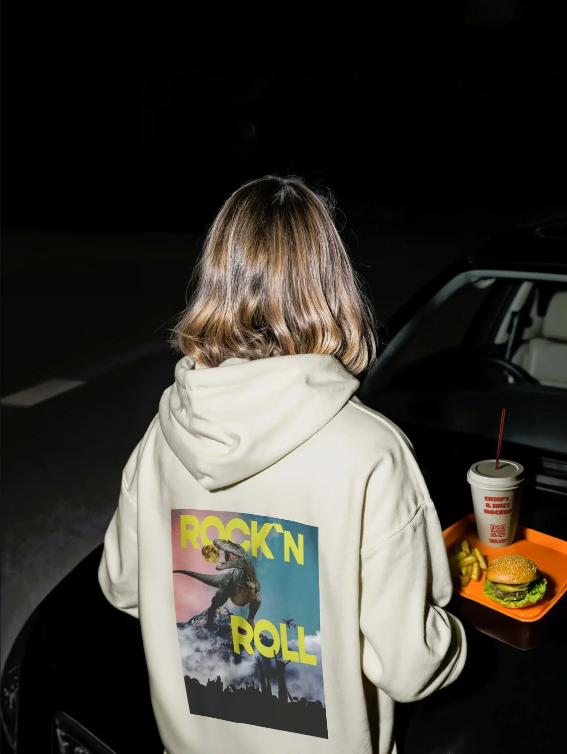 Kuva naisesta jolla huppurissa T-rex ja teksti rock`n roll