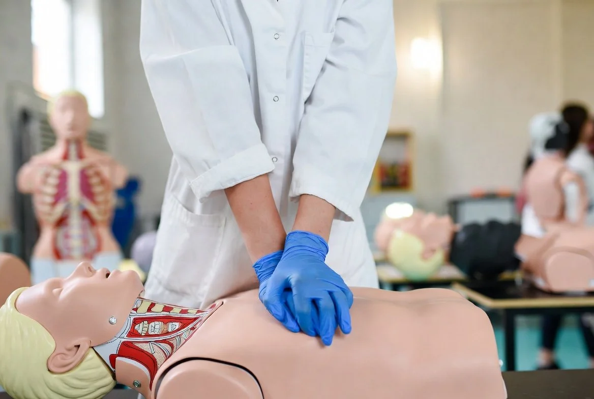 Massage cardiaque : erreurs fréquentes et bonnes pratiques à connaître