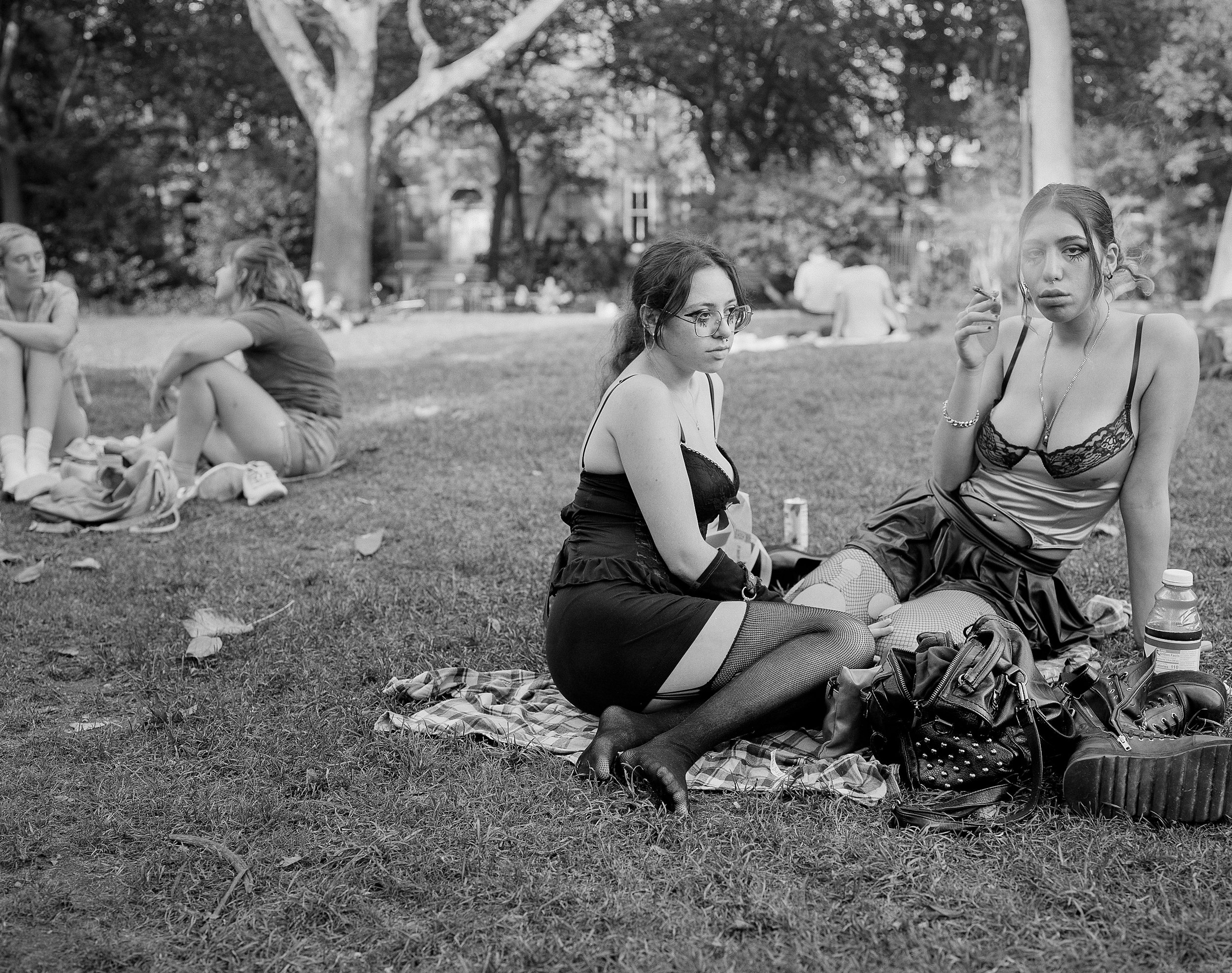  Ongoing project about teenagers who spend time at Washington Square Park. Through large format photography, this work aims to reflect on gender identities, femininity and community. 